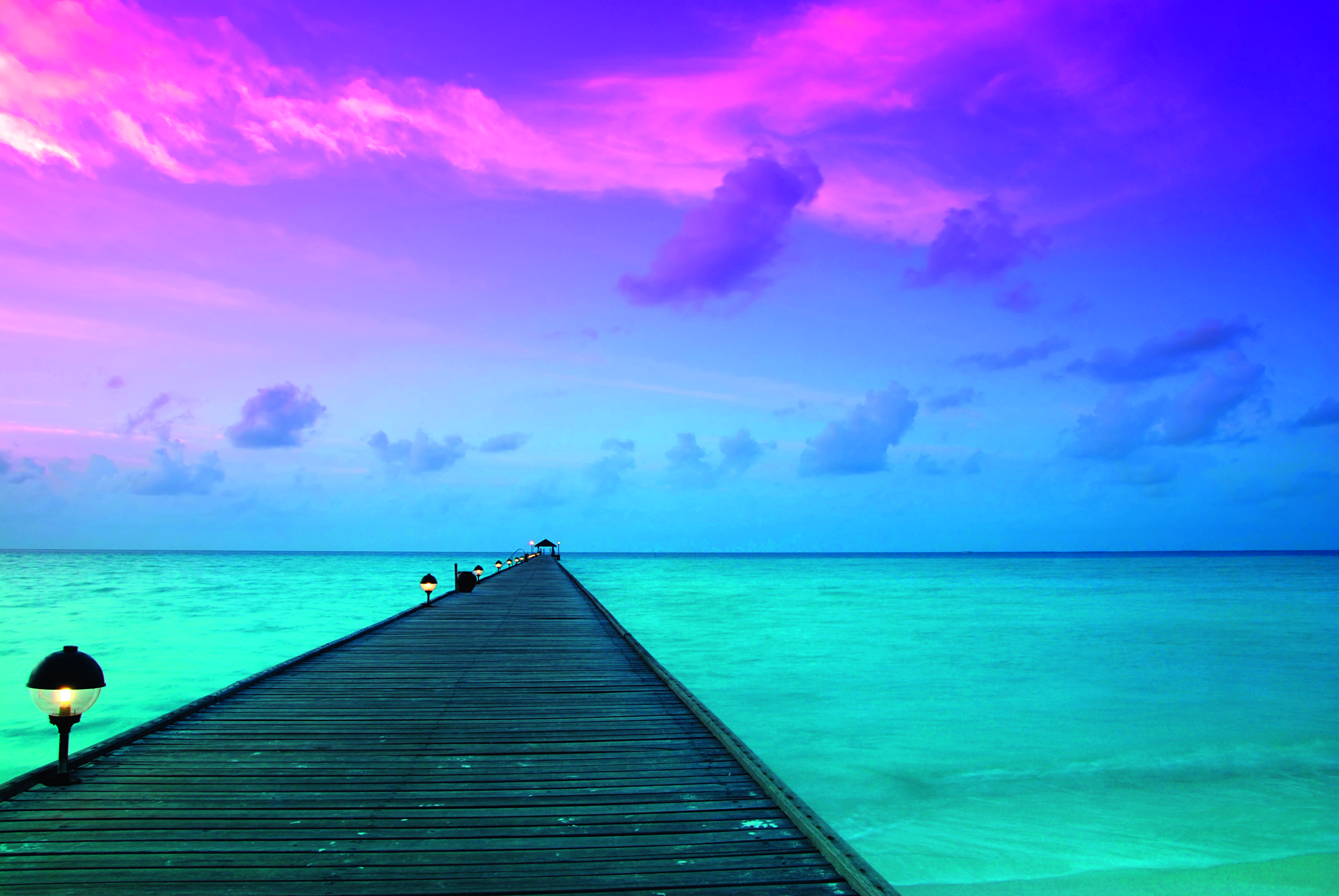 Lilla og blå himmel og hav landskabsfoto