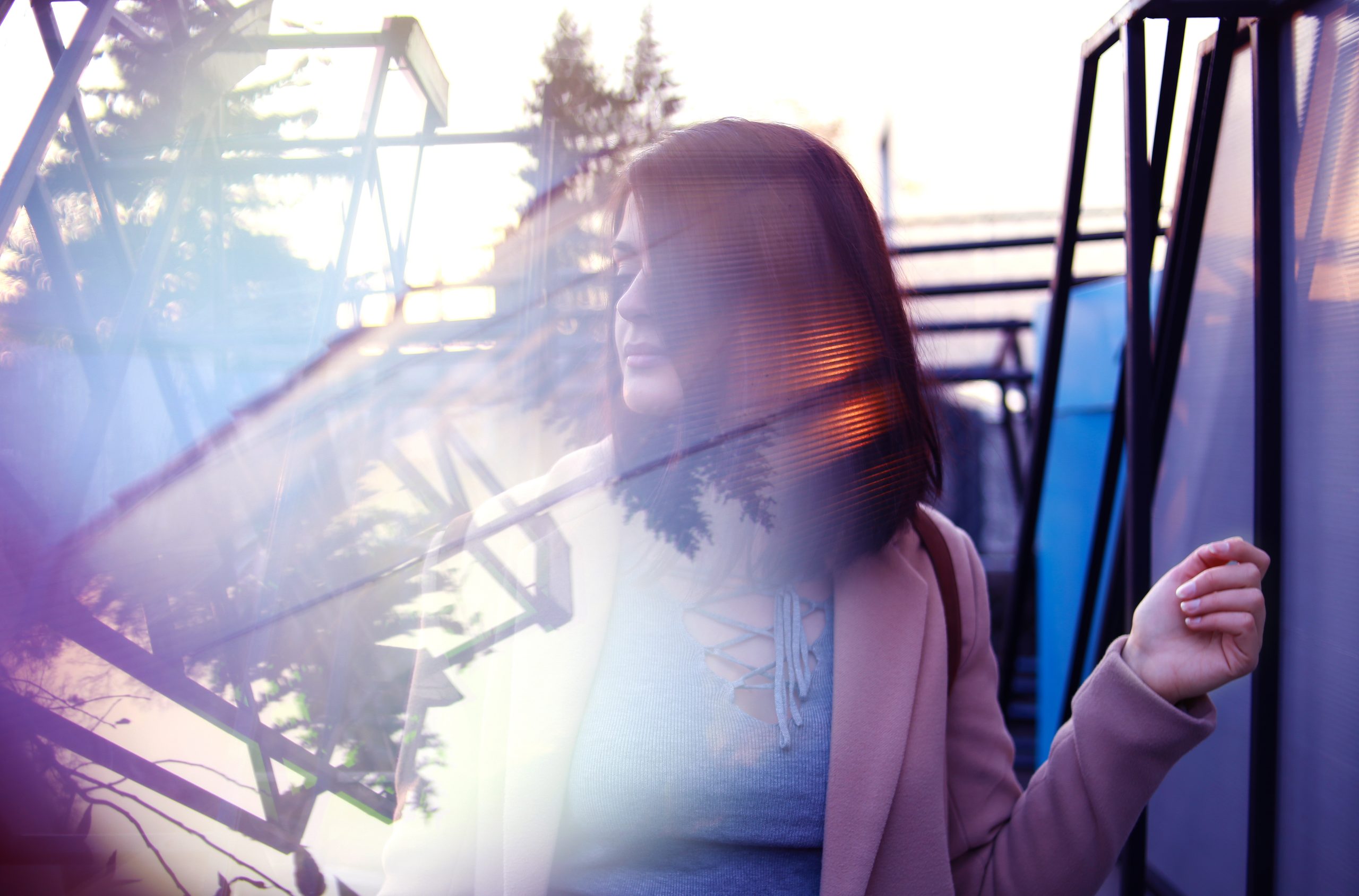 Nainen kuvattuna optisen prisman avulla