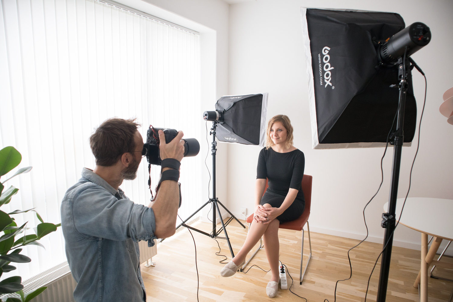 studiolys for portrett i stuen med to blitslamper 