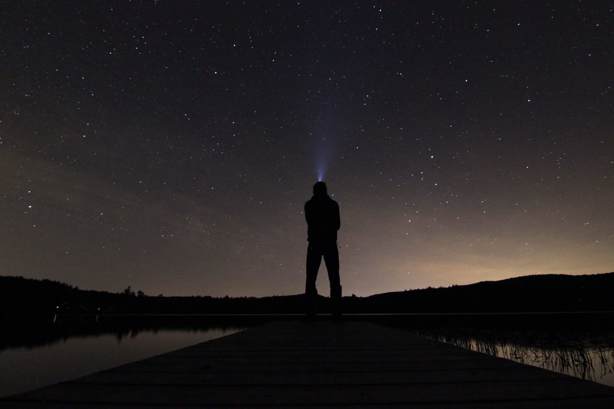Person med pandelampe under himlen