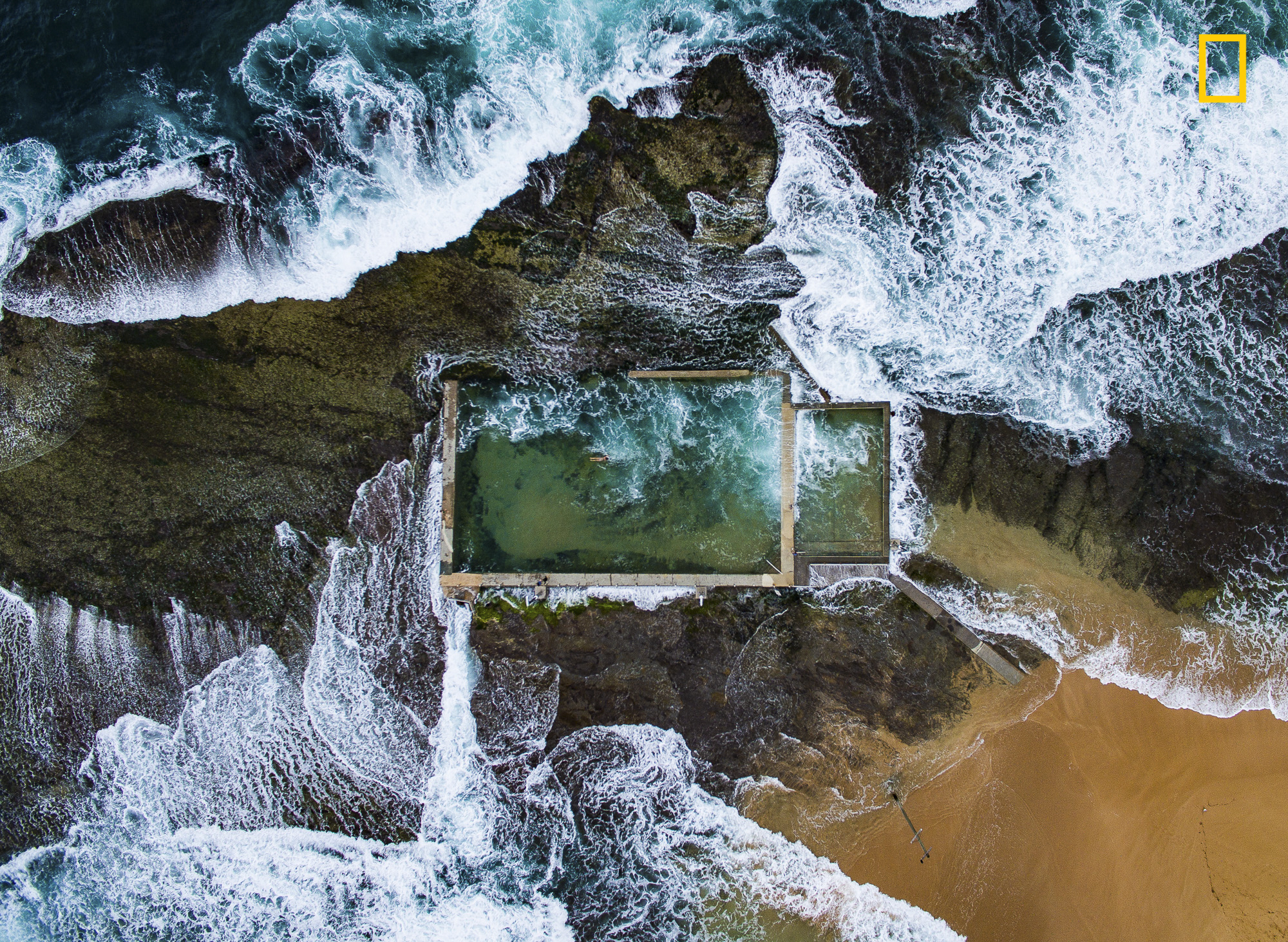 Vinnande bild i kategorin för drönarbilder i National Geographic Nature Photographer of the Year 2017 Todd Kennedy rock-pool Sydney