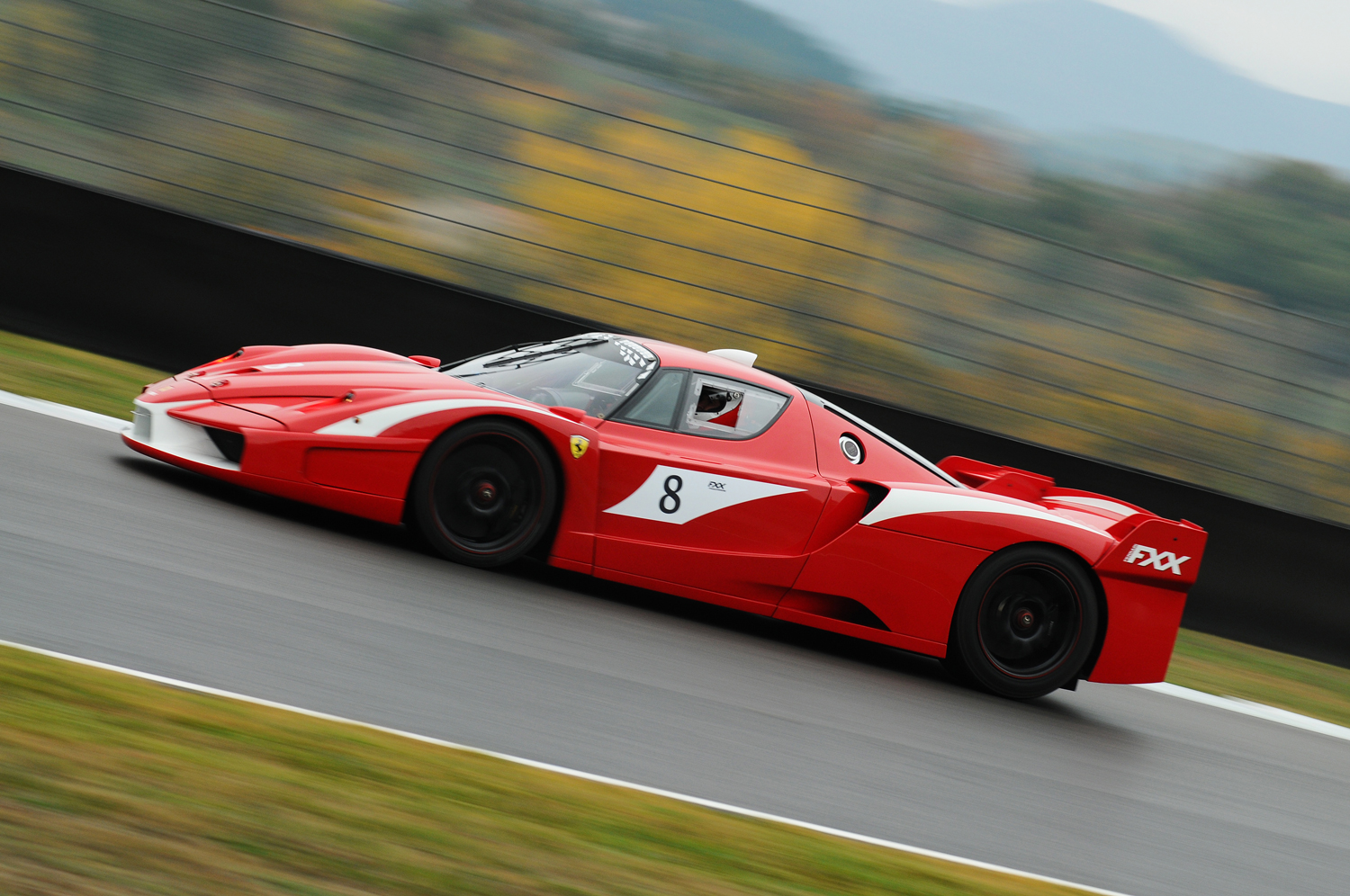 Sportsbil fotografert med panorering