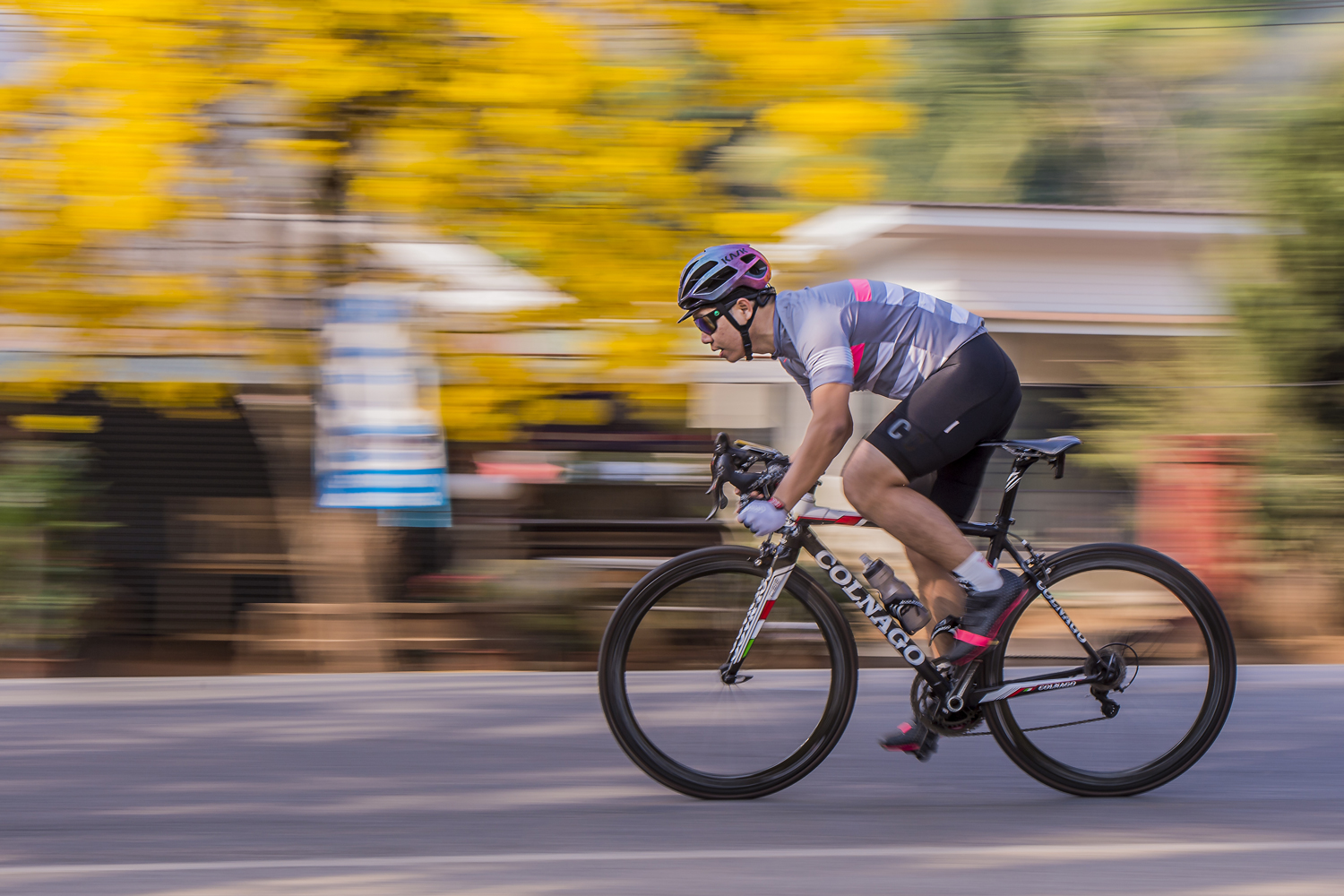 Cyklist fotograferet med metoden panorering