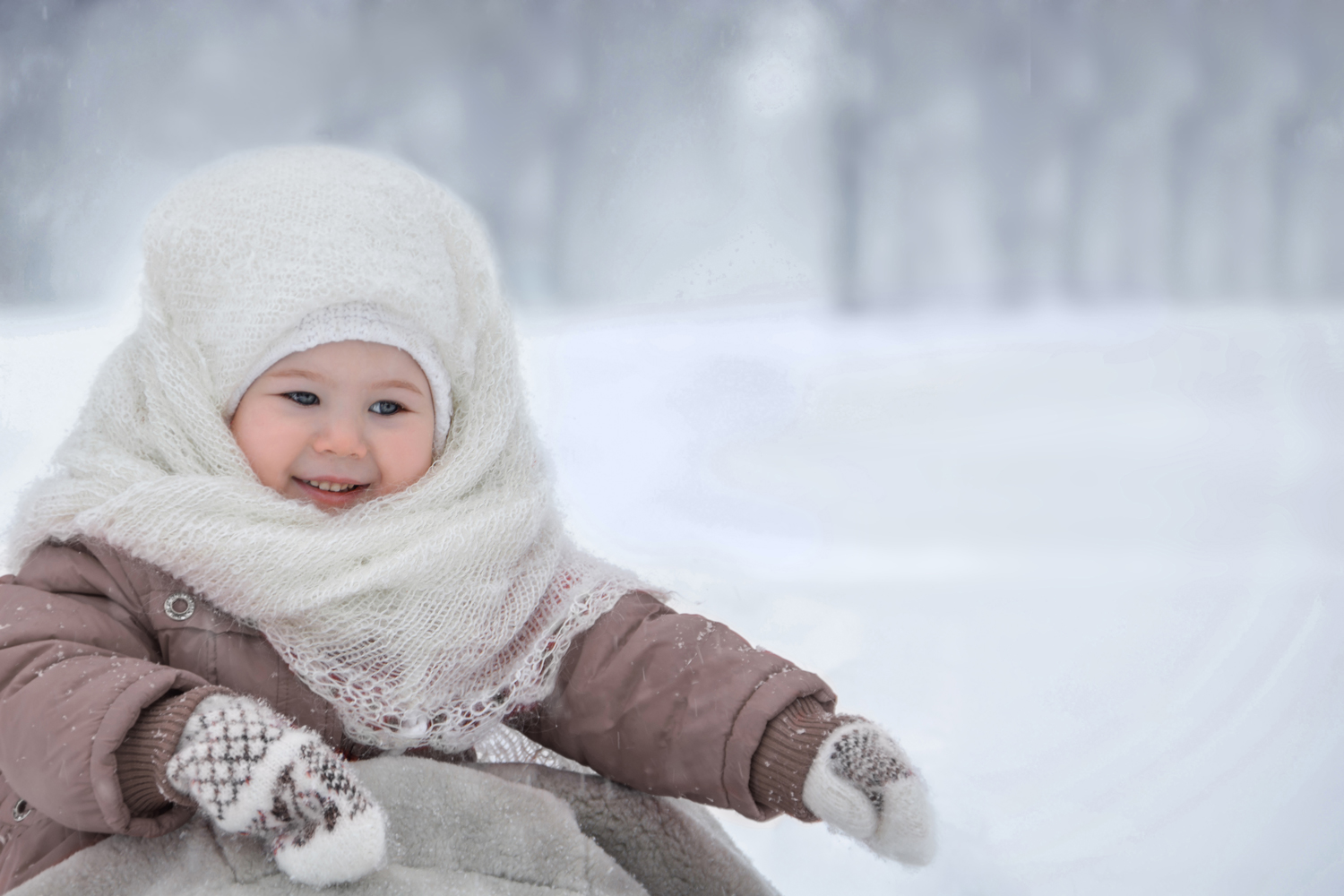 Portræt af barn i sneen.