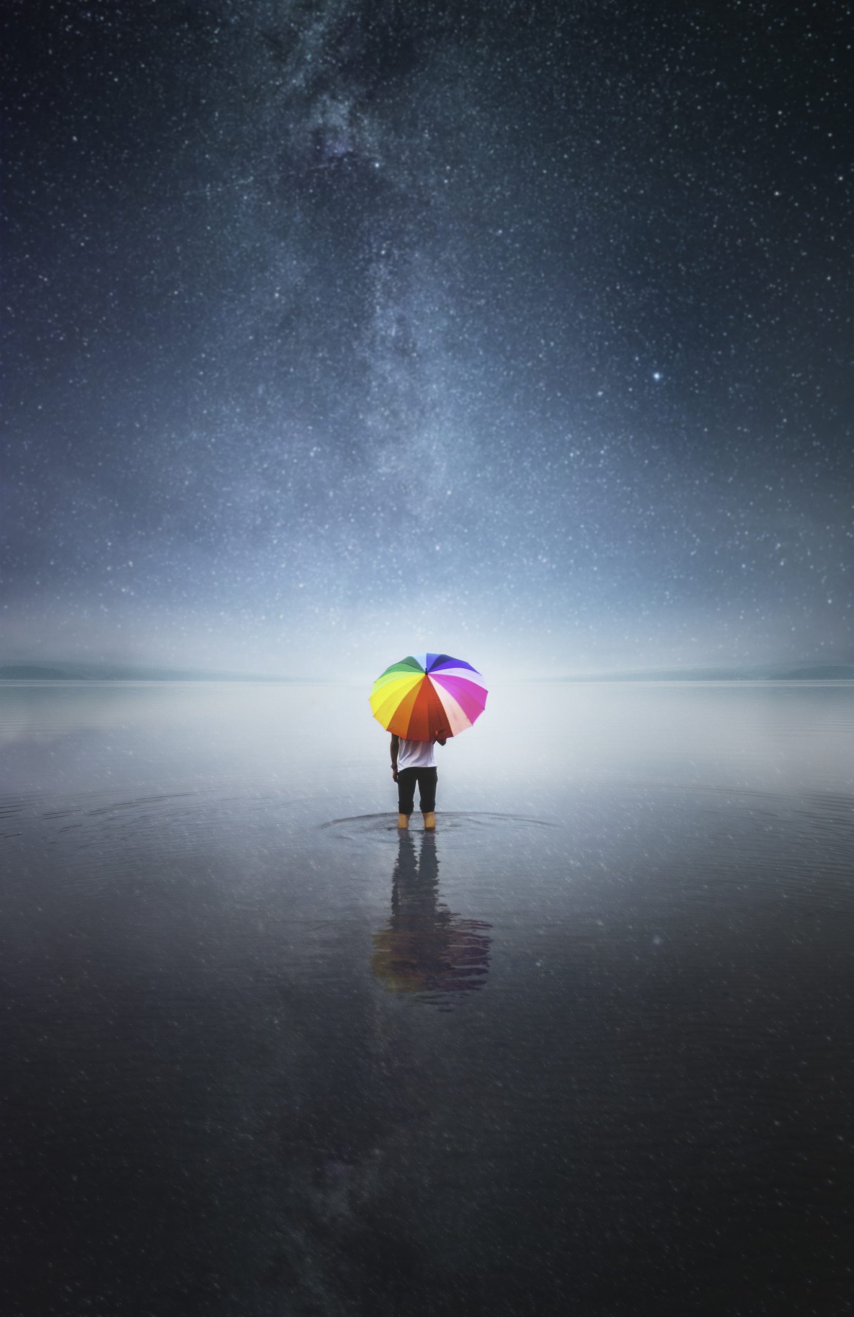 Man med paraply i vatten