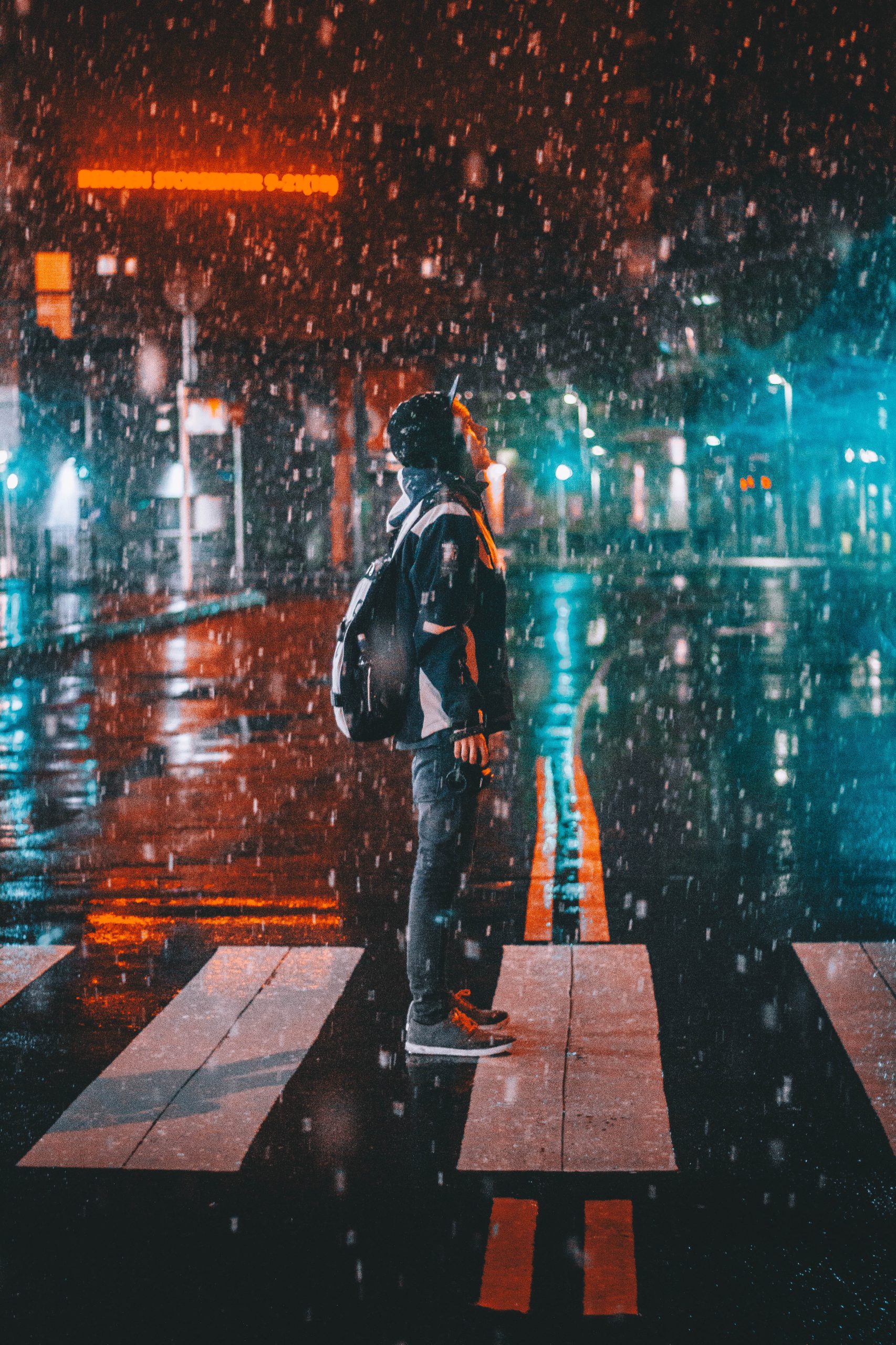 Man på övergångsställe