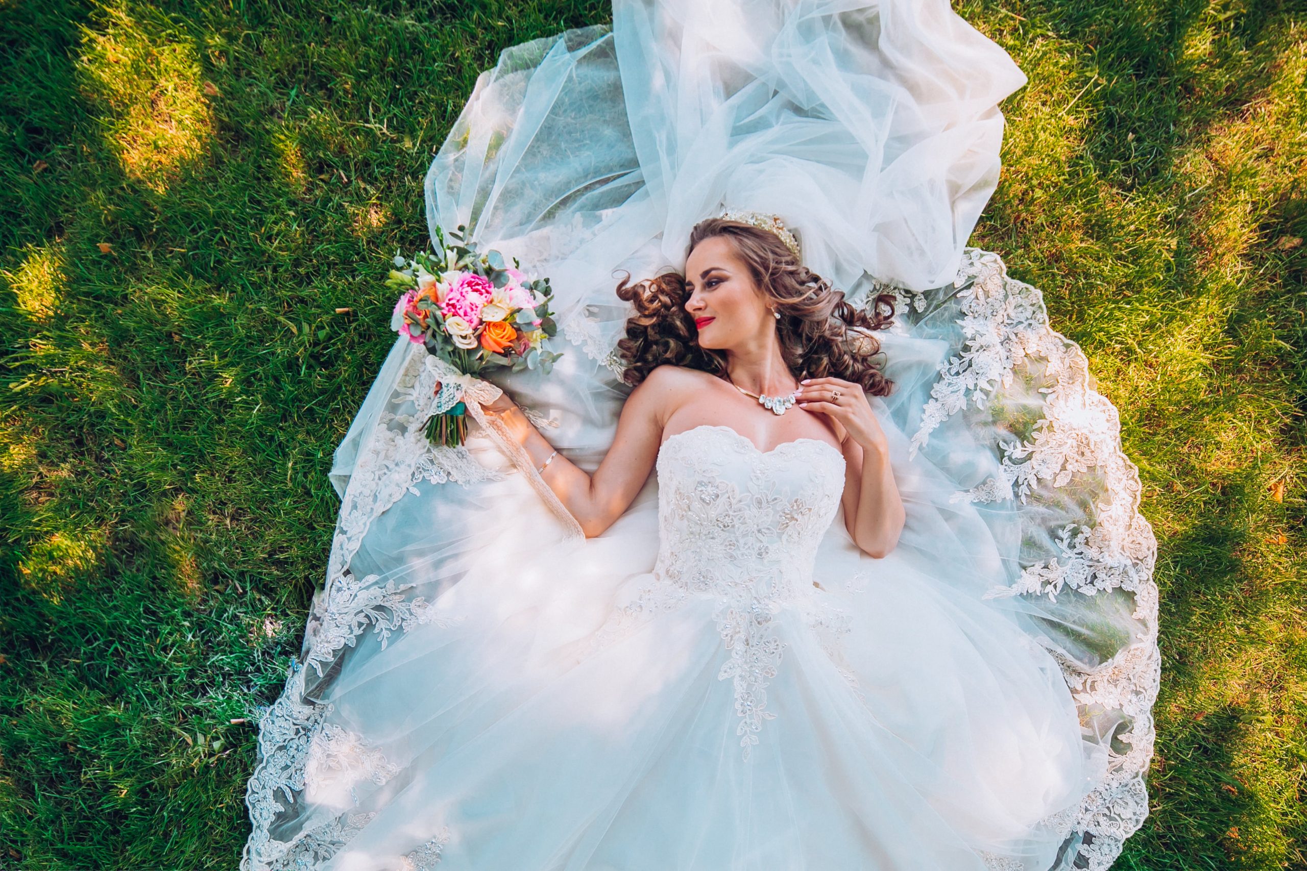 Brud ligger i græsset