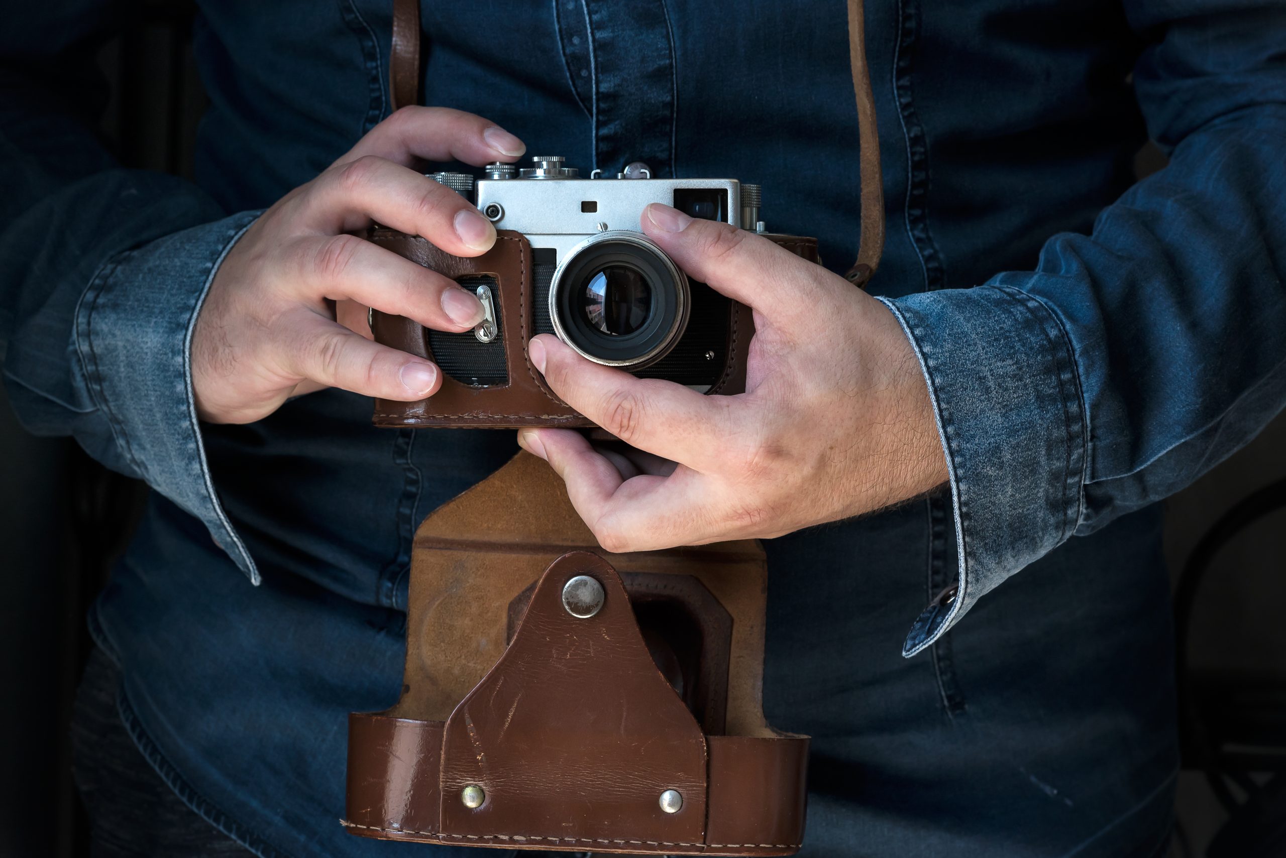 Mand holder filmkamera på maven mens han bruger lyset til at eksponere sit billede