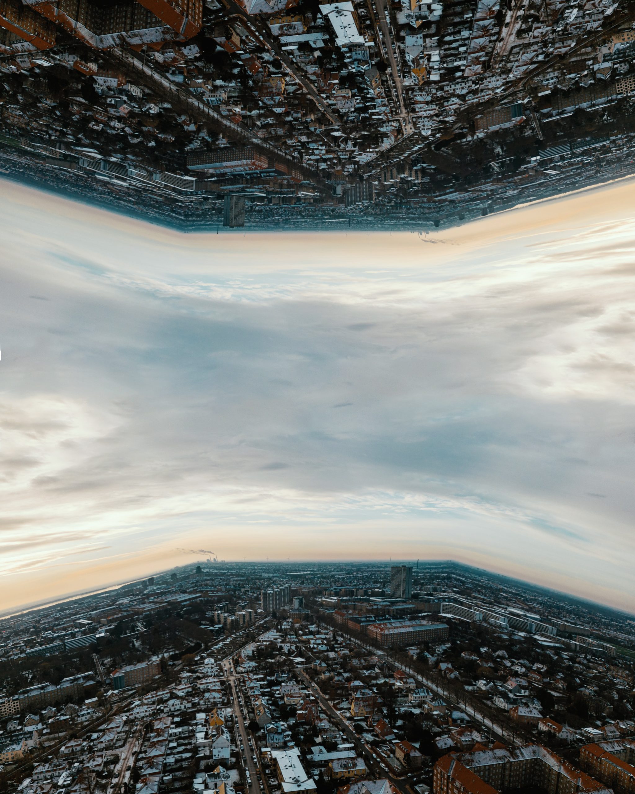 By set fra luft og spejlet i himlen er blevet fotomanipuleret i photoshop