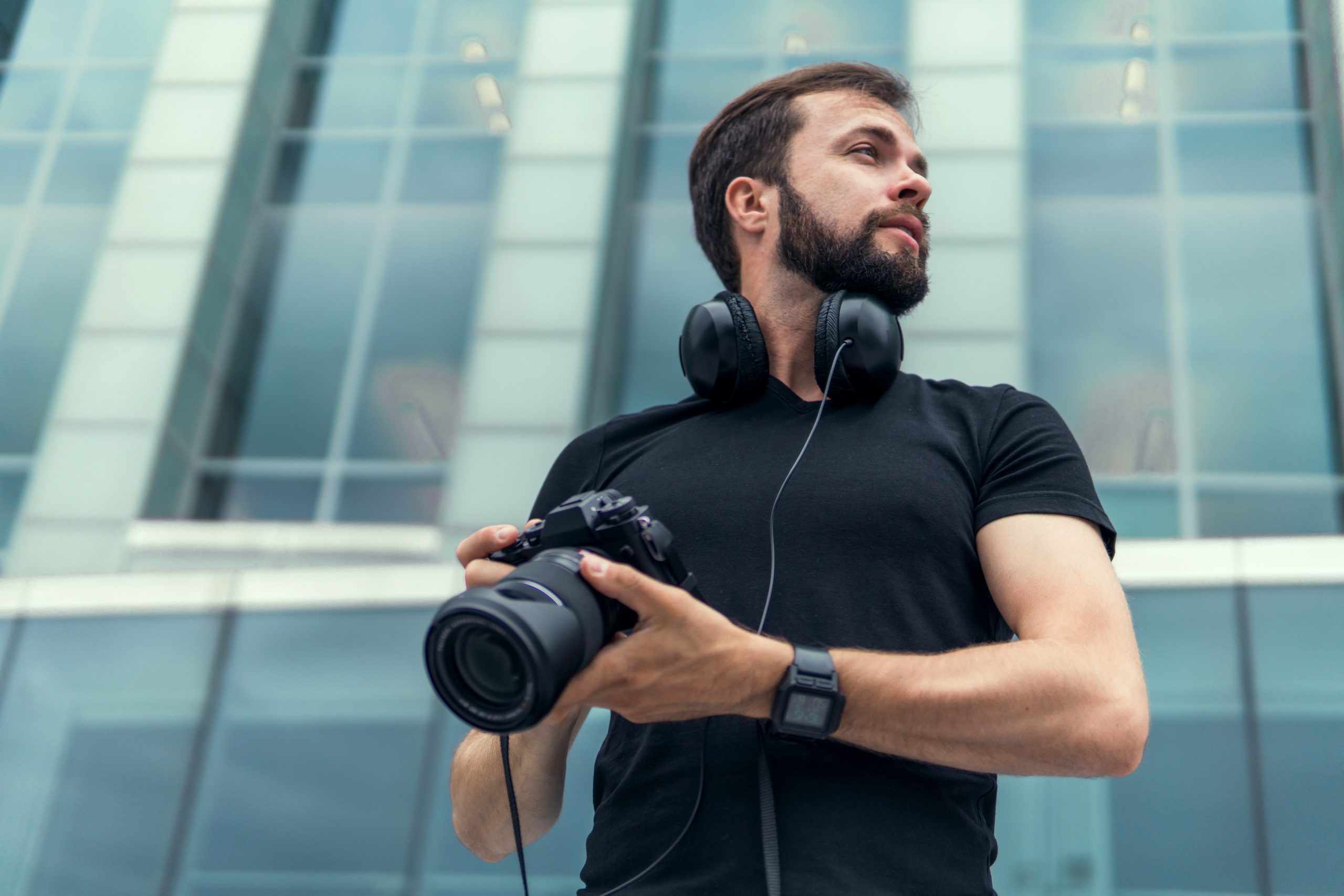 Fotograf står med et 24 til 70 mm standard zoomobjektiv