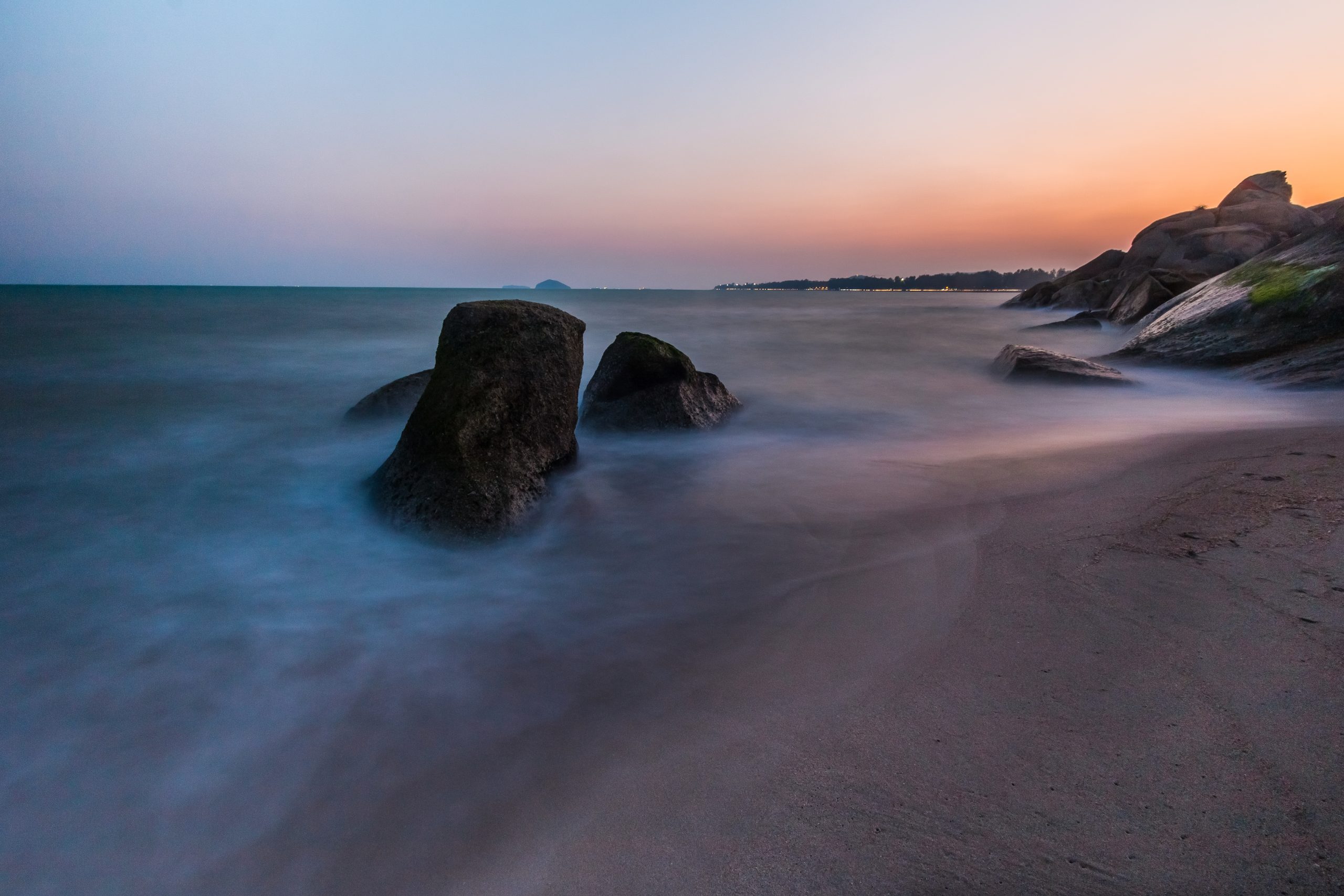 Strand i aftenlys fotograferet med selvudløser der bruges til landskabsfotografering