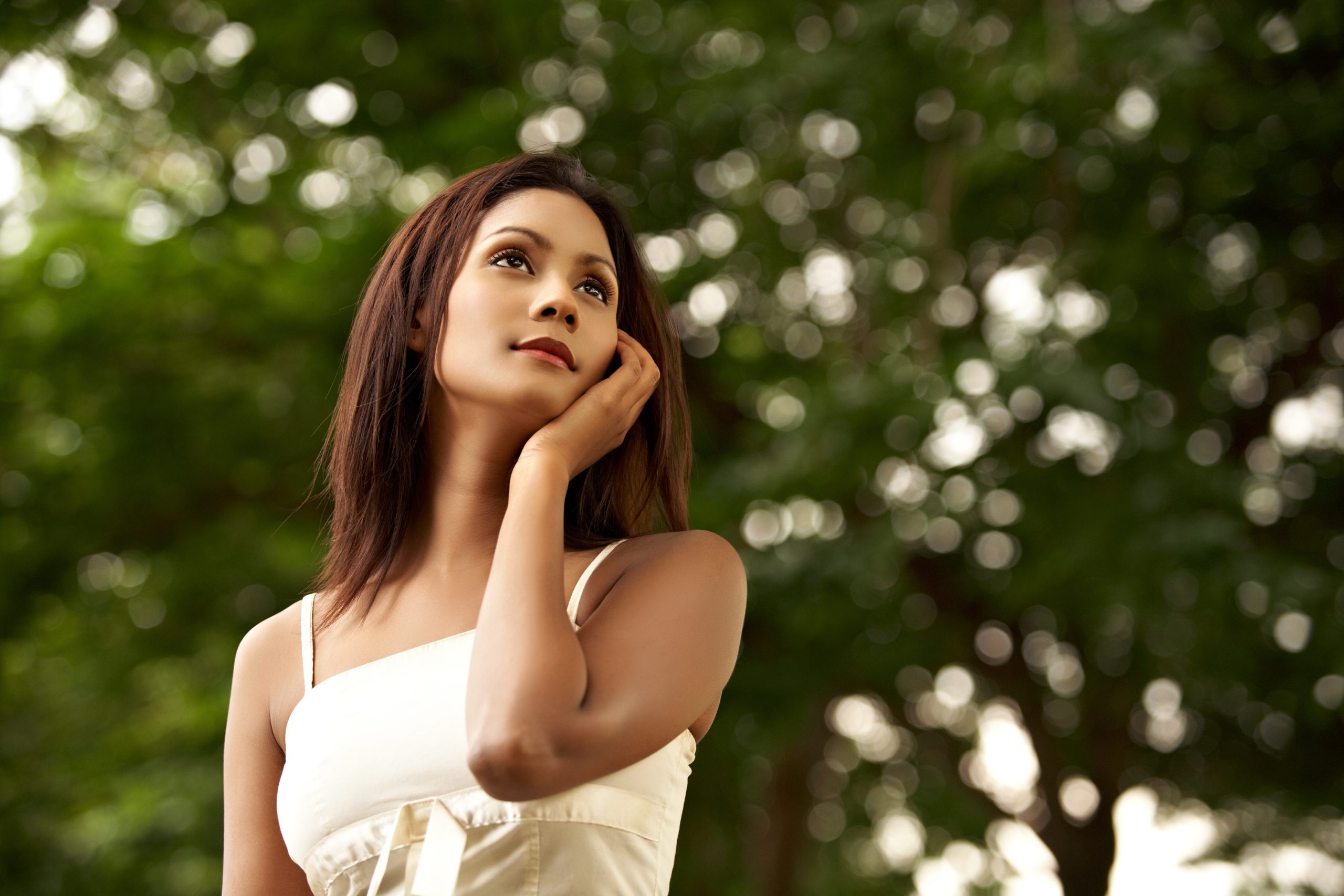 Kvinde venter i naturen