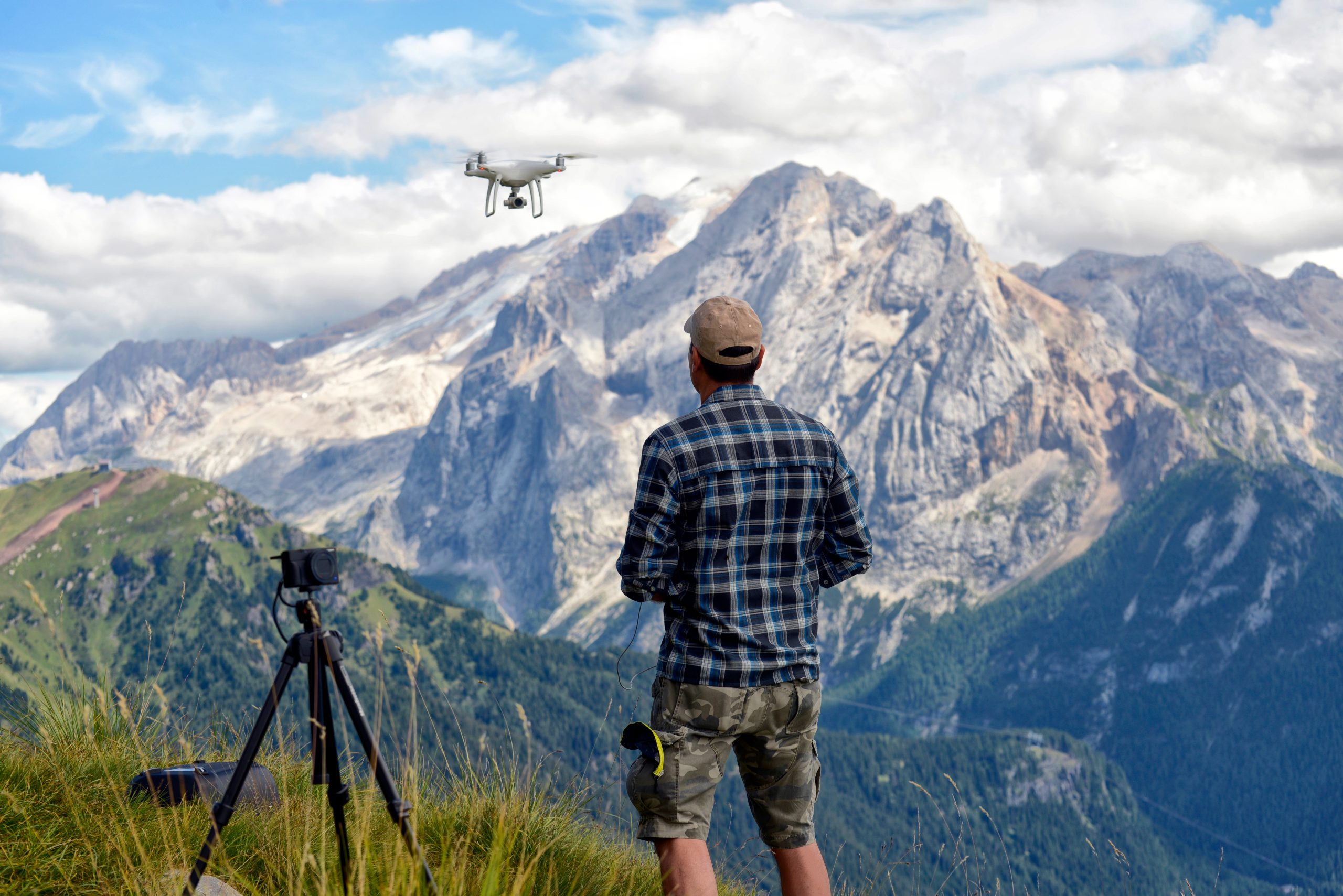 Droneflyvning i bjergene.