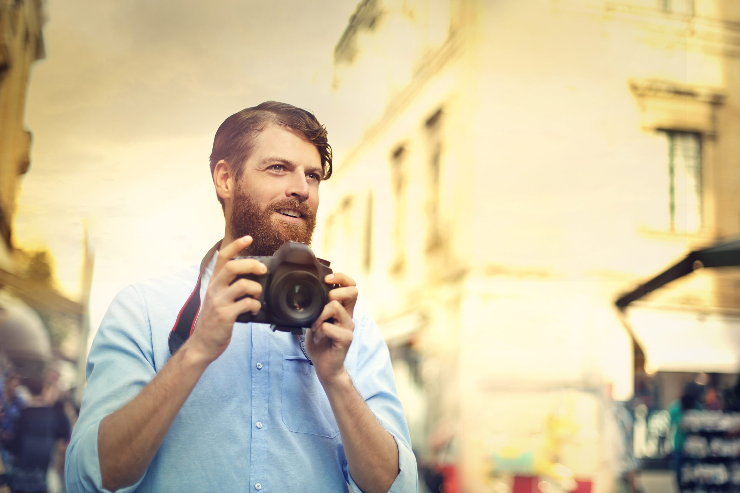 Kvinde fotograferer gade.