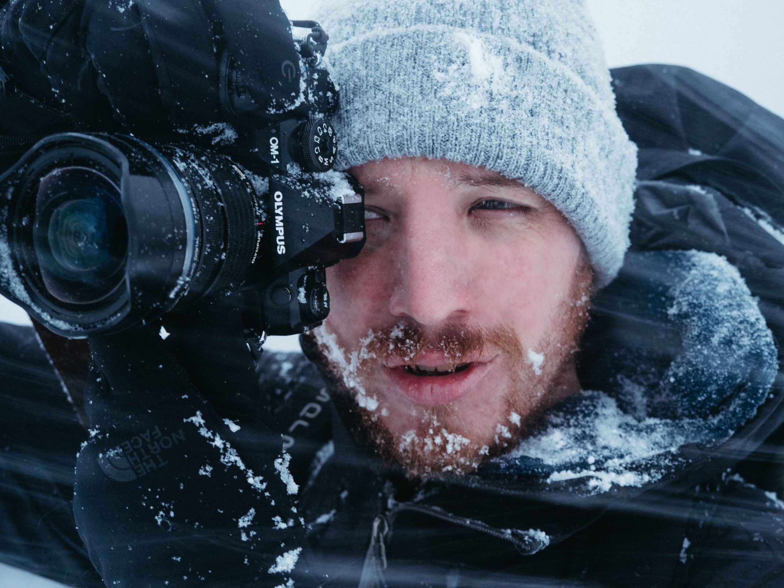 Mand fotograferer med OM-1.