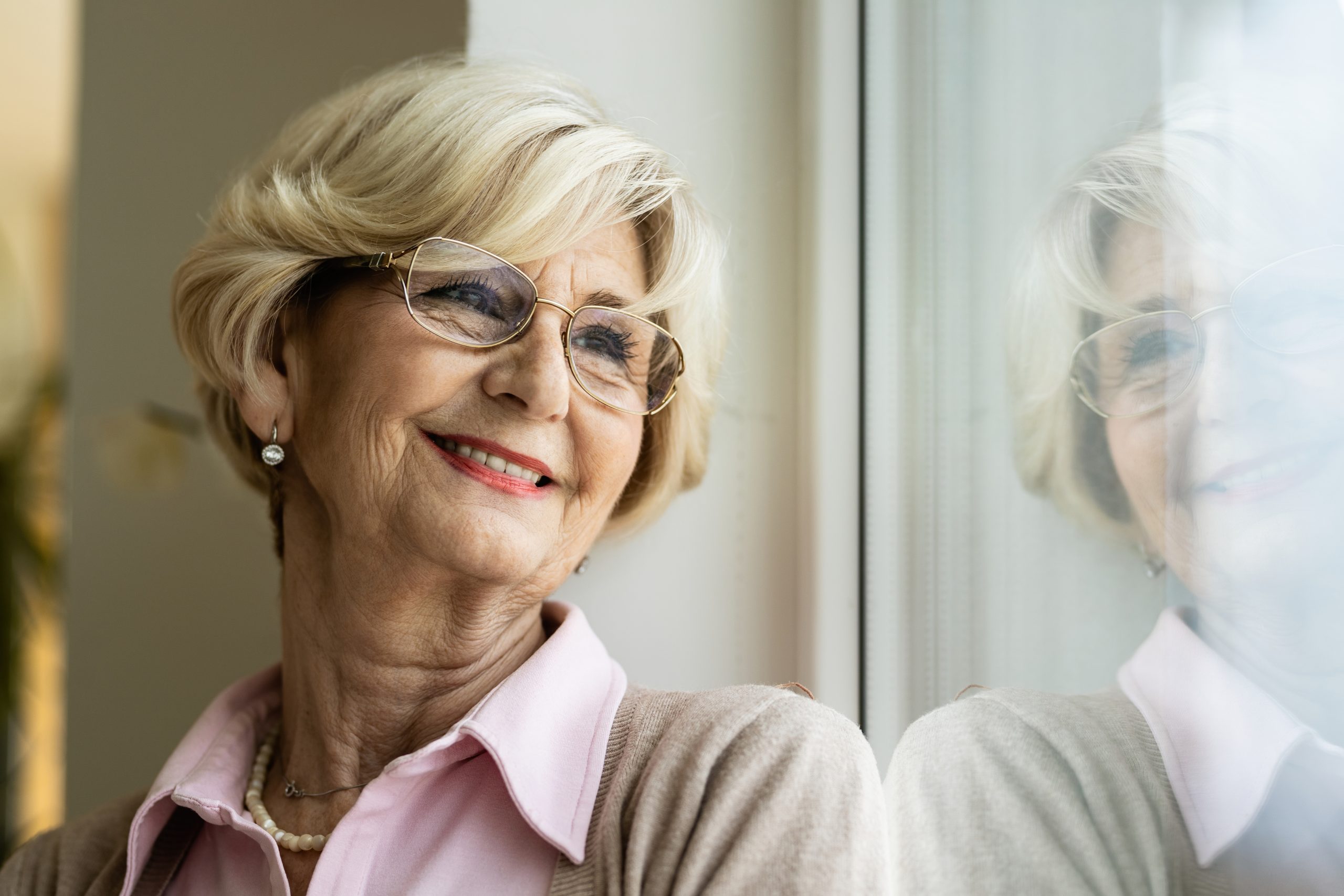 kvinde kigger ud af vindue