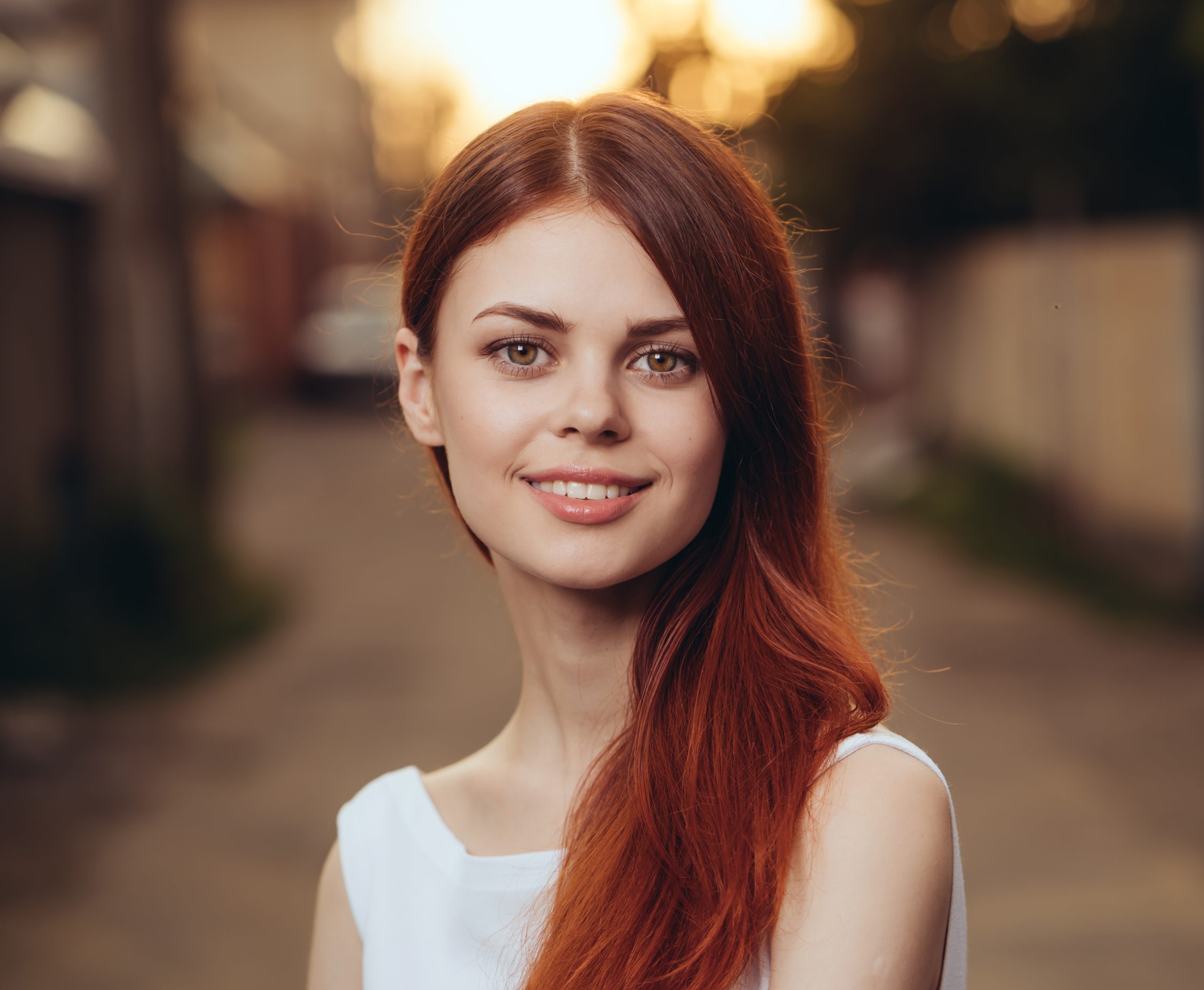 Kvinde fotograferet med flash foran solnedgangen.