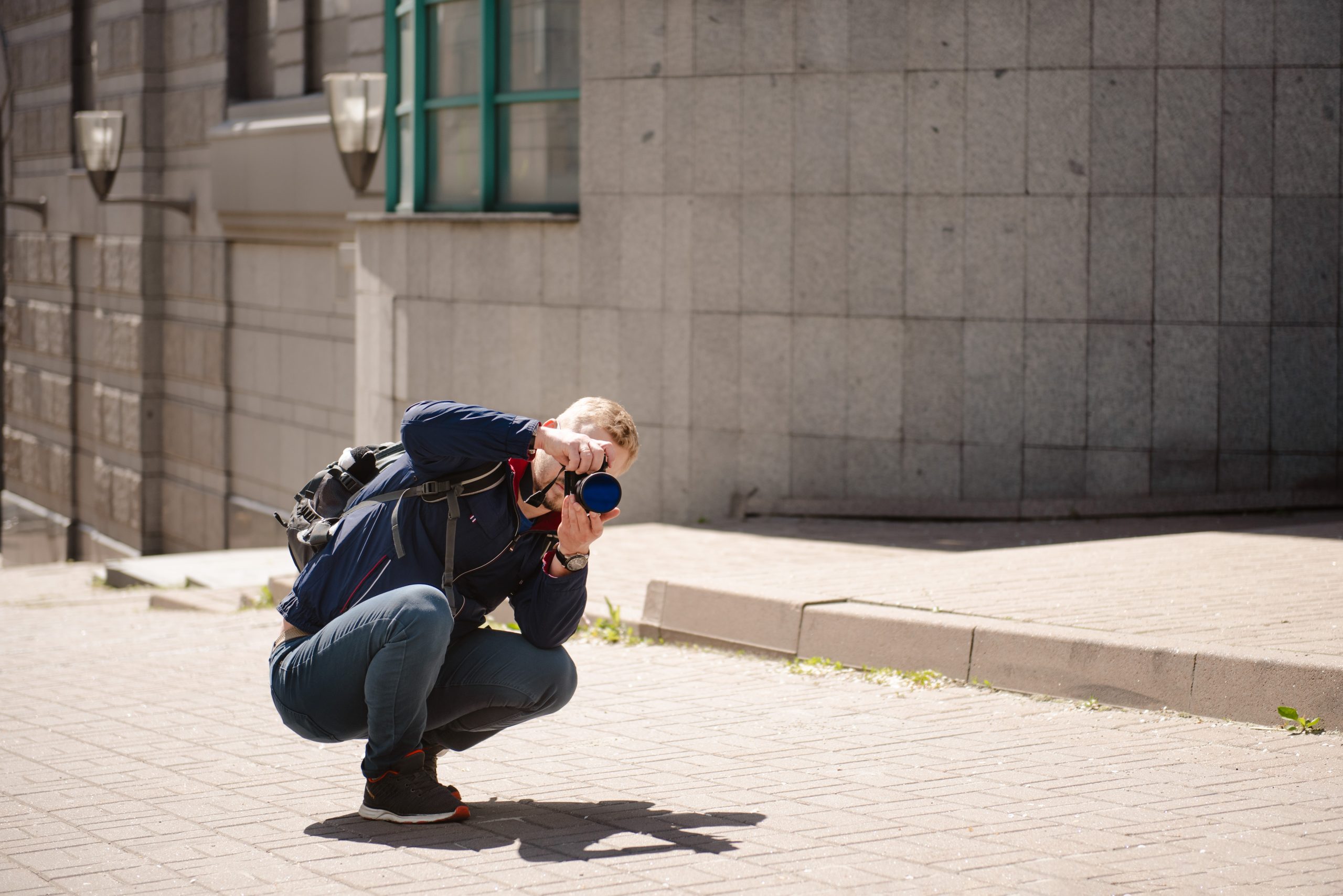 Fotograf støtter kamera på knæ