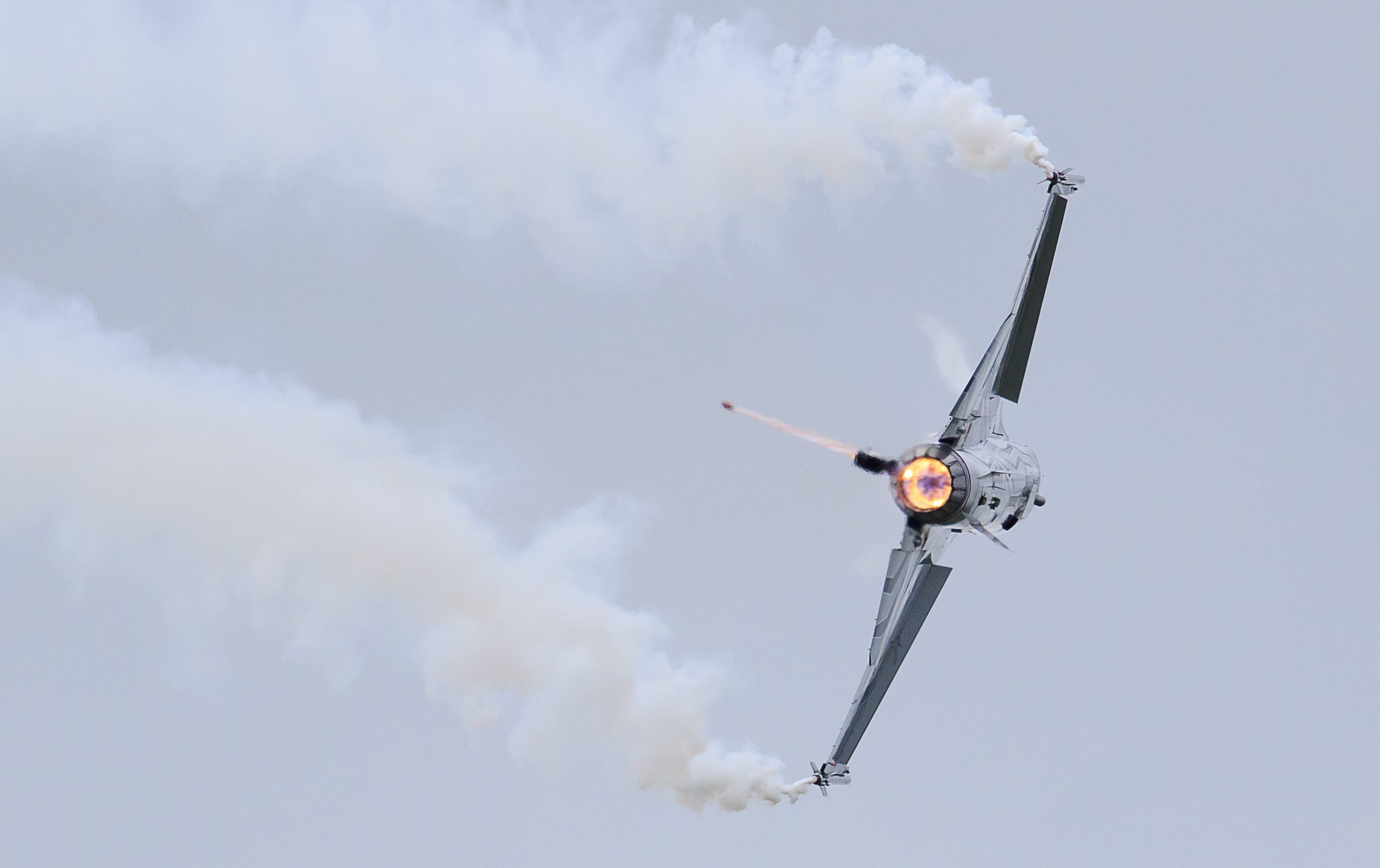 Fly på himlen til flyshow med røgspor