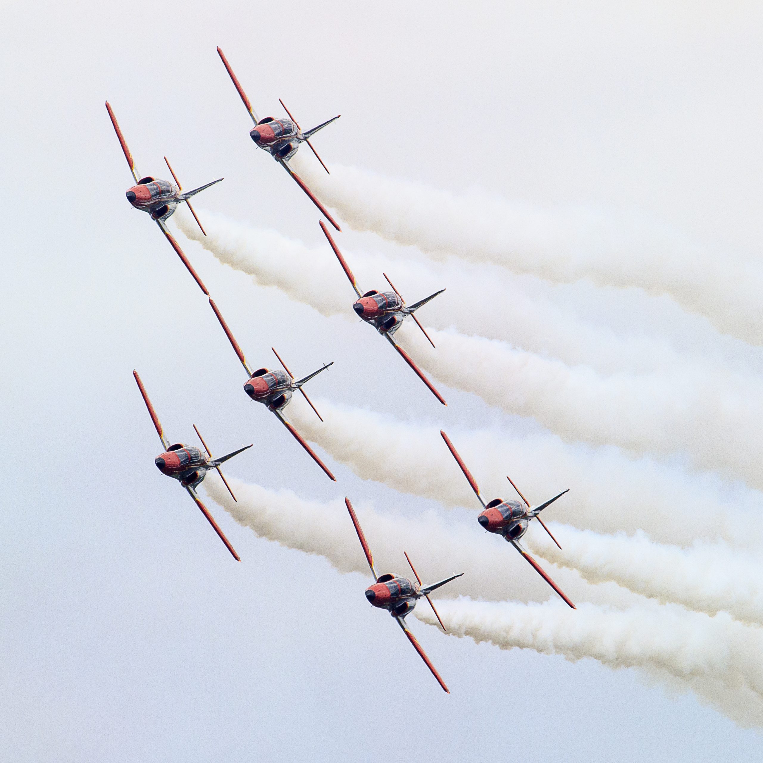 Fly på himlen til flyshow med røgspor