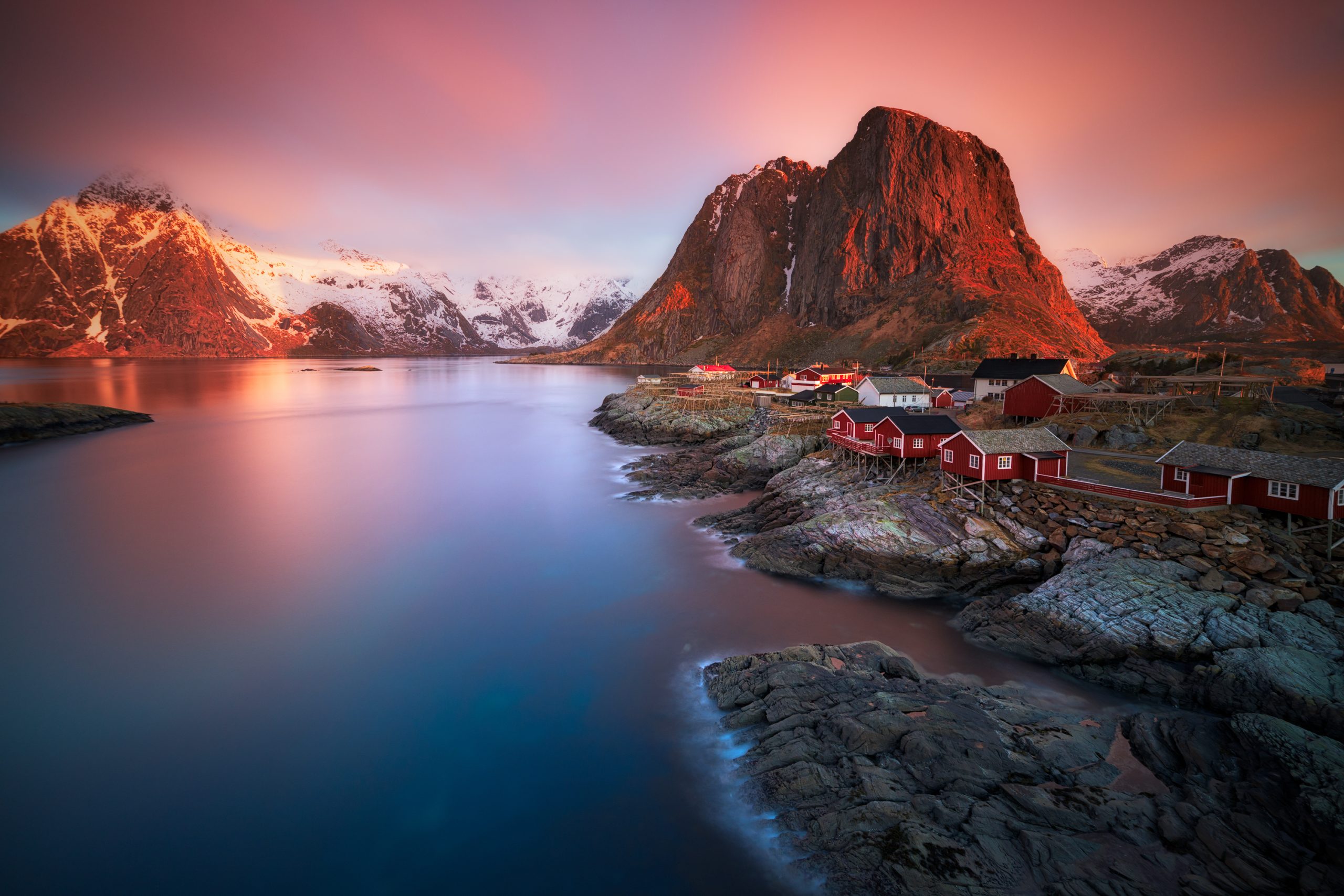 Solnedgang i sart og blødt lys.