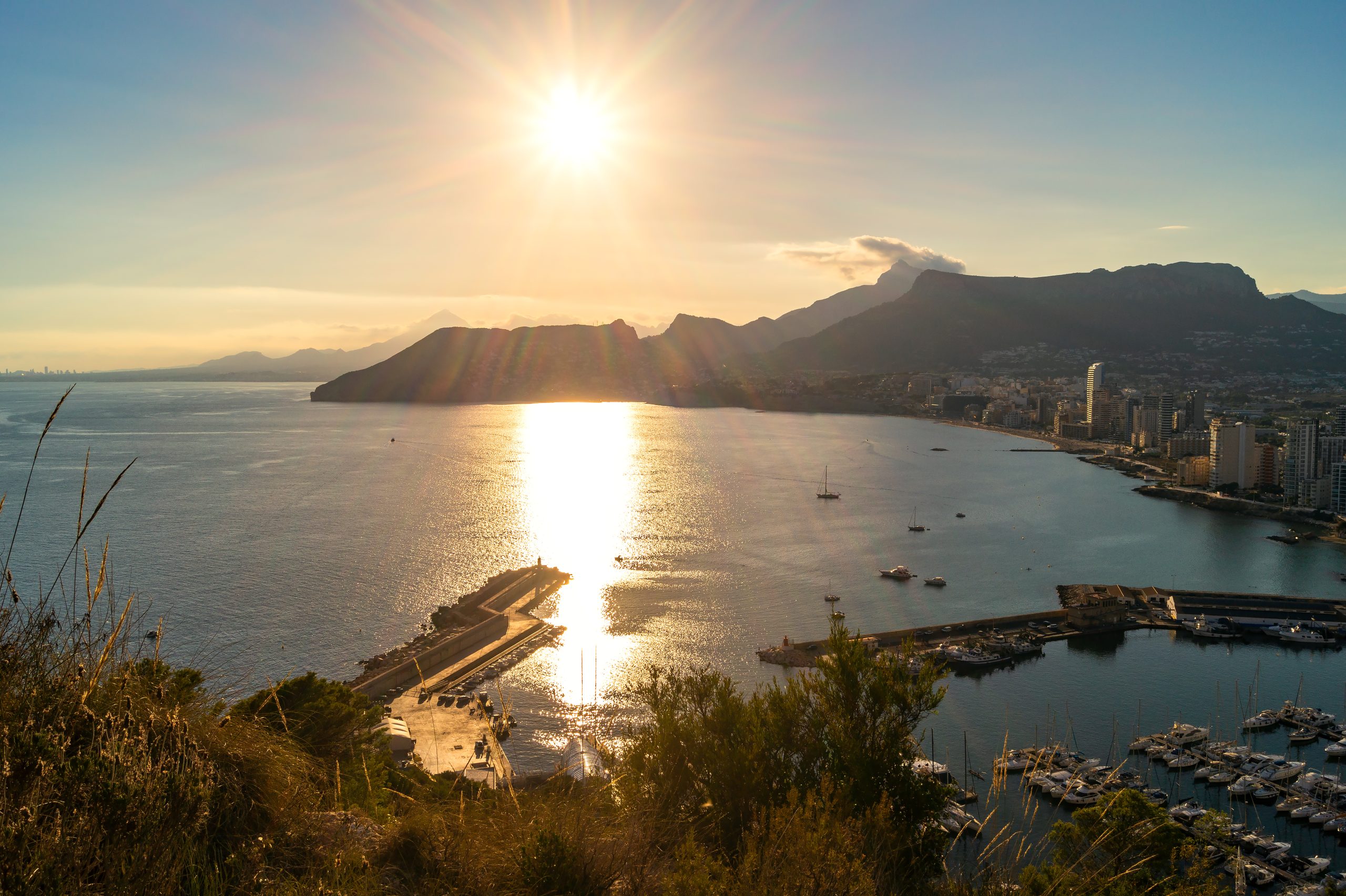 Solnedgang med kameraet peget direkte mod solen