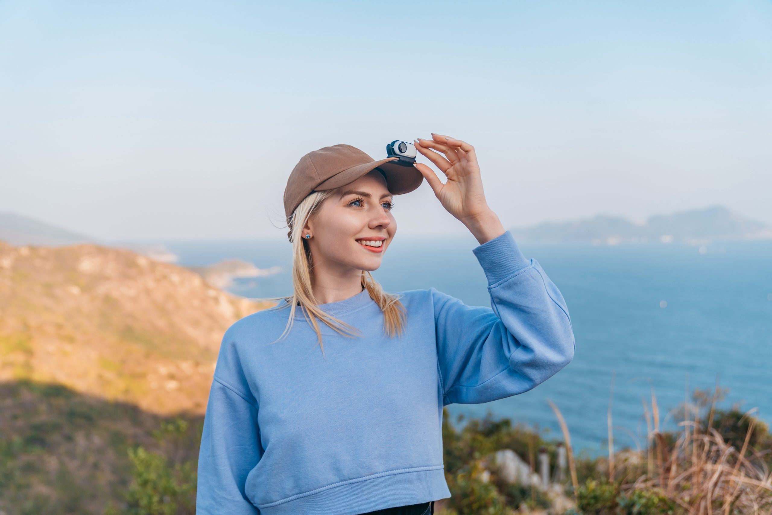 Kvinde med Insta 360 Go 2