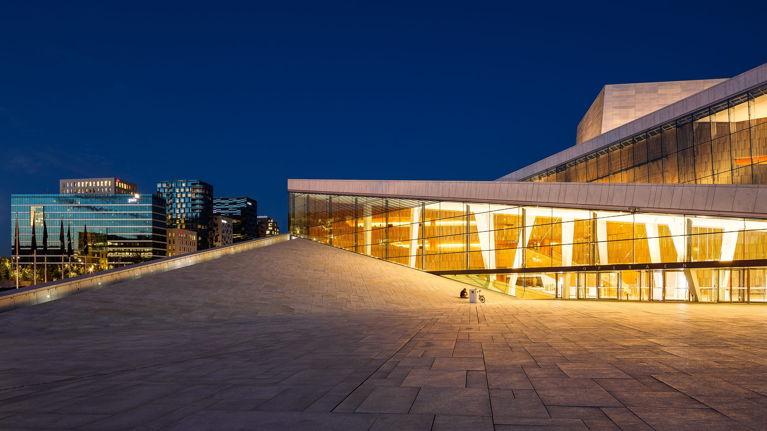 Billede af Operahuset i Oslo i den blå time