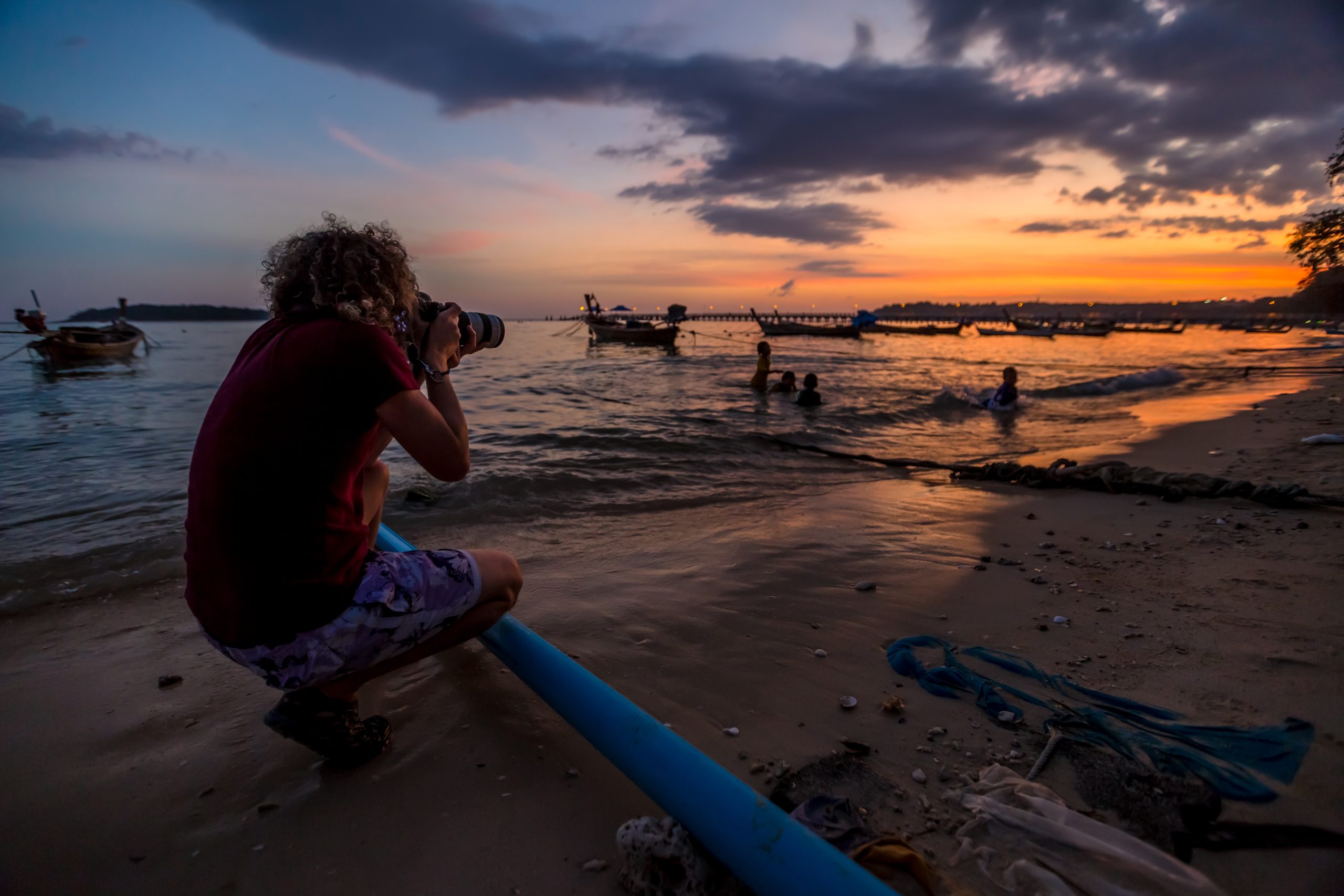 Fotograf med teleobjektiv.