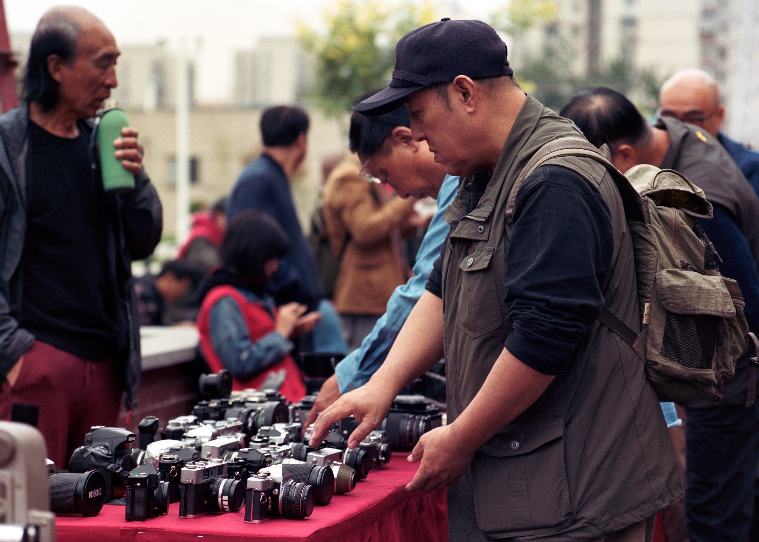 En mand køber brugt fotoudstyr
