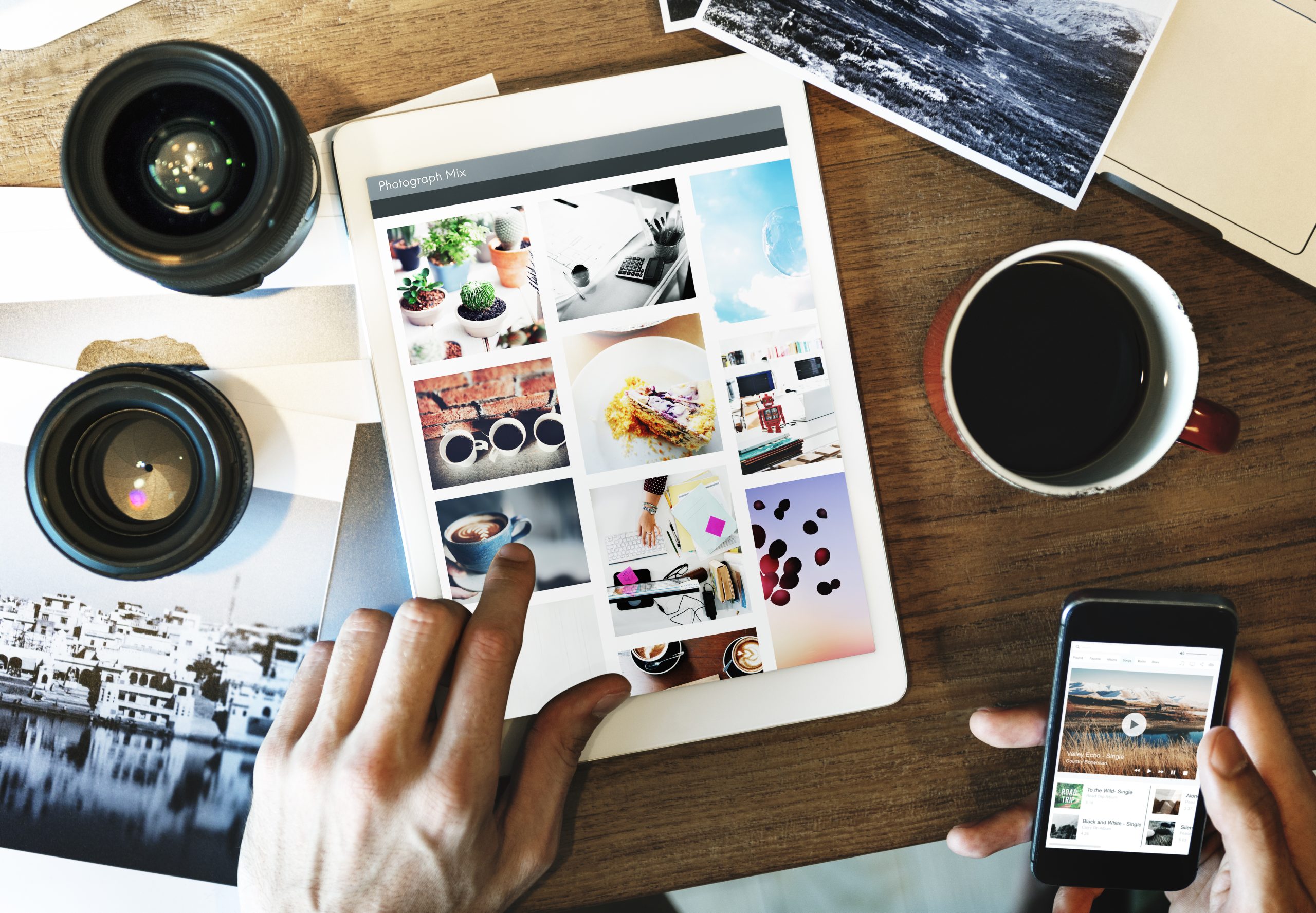 En tablet ligger på et bord