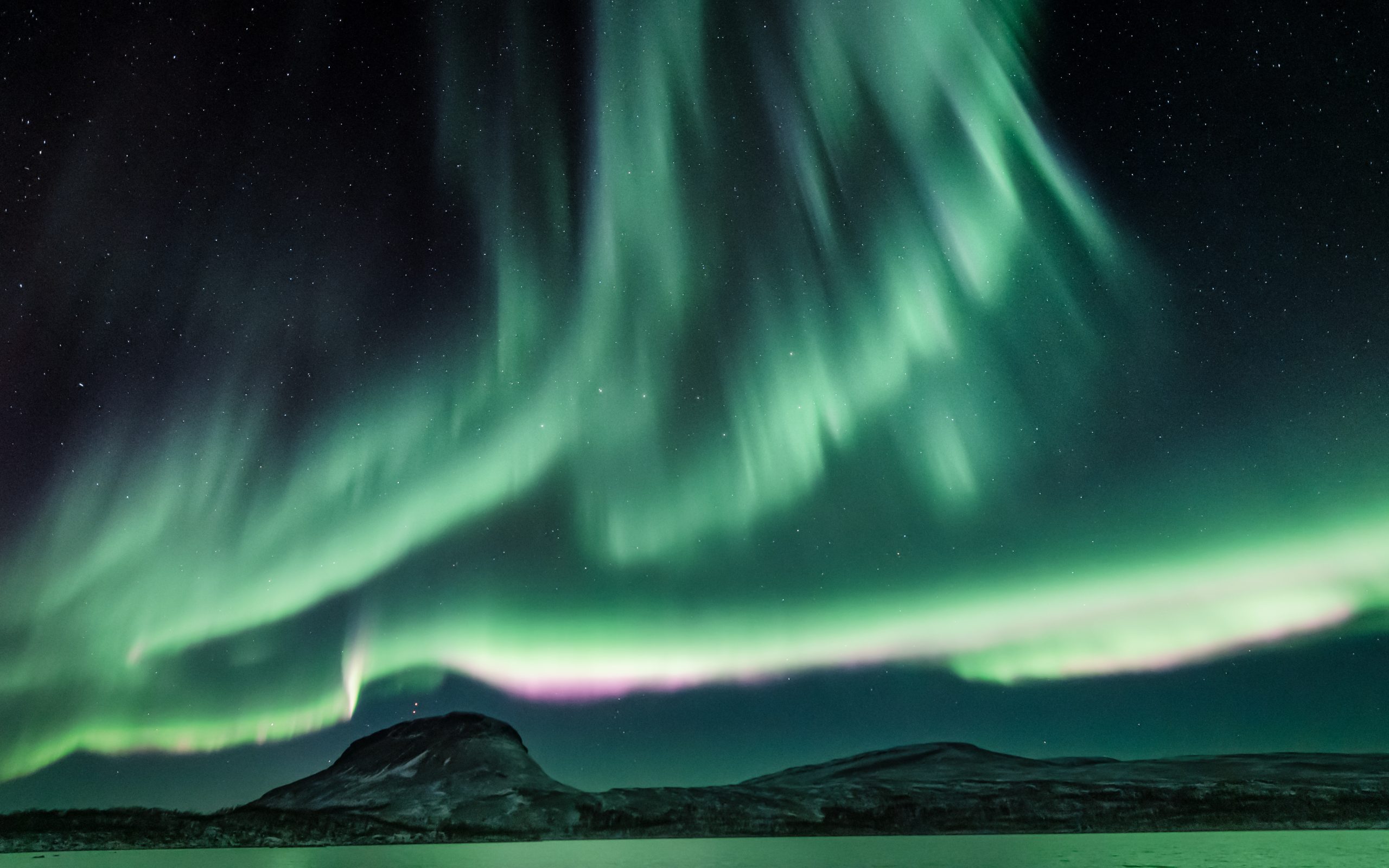 Landskab med nordlys