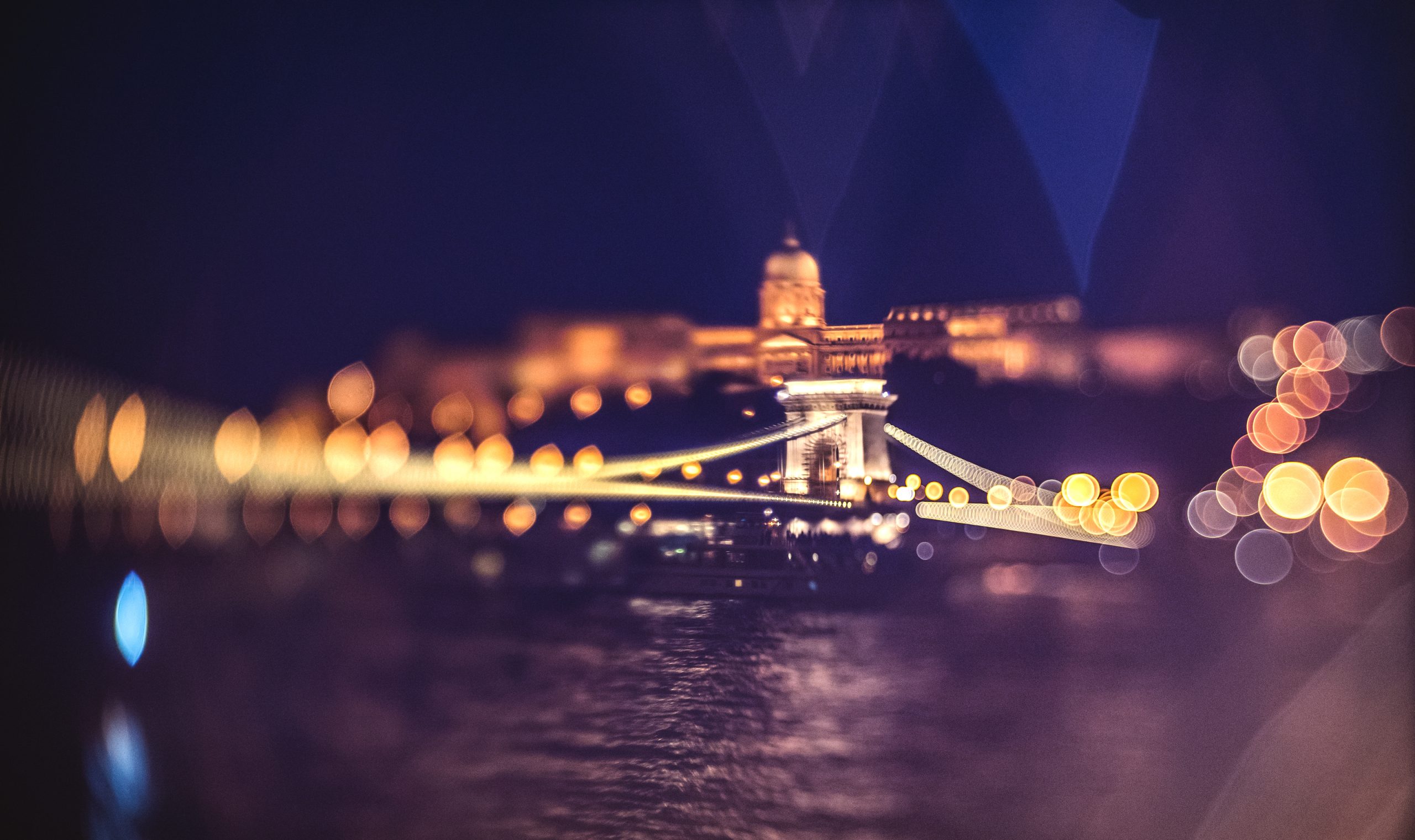 Freelensing billede af Budapest om natten