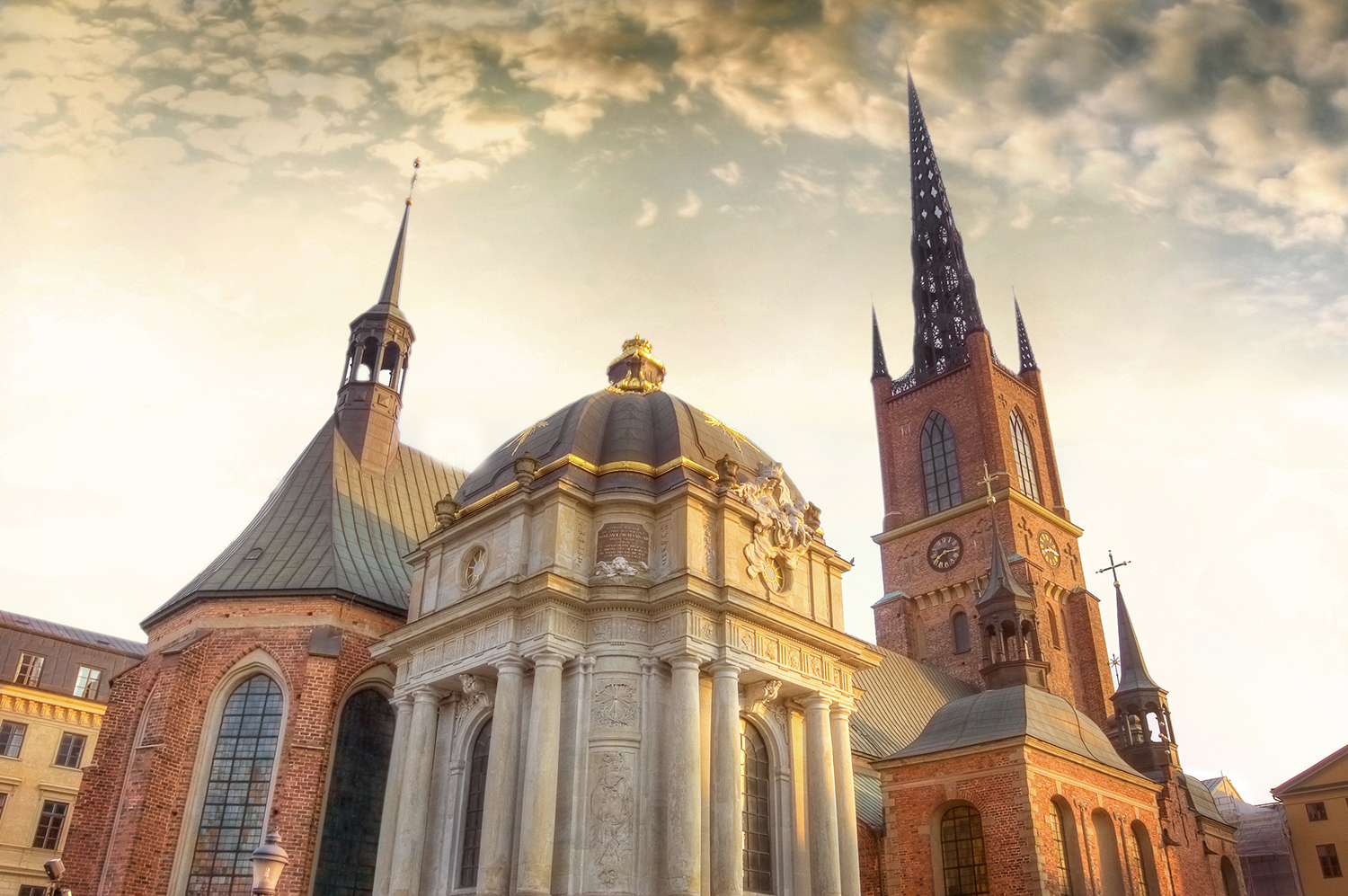 Kirkko kuvattuna alaviistosta