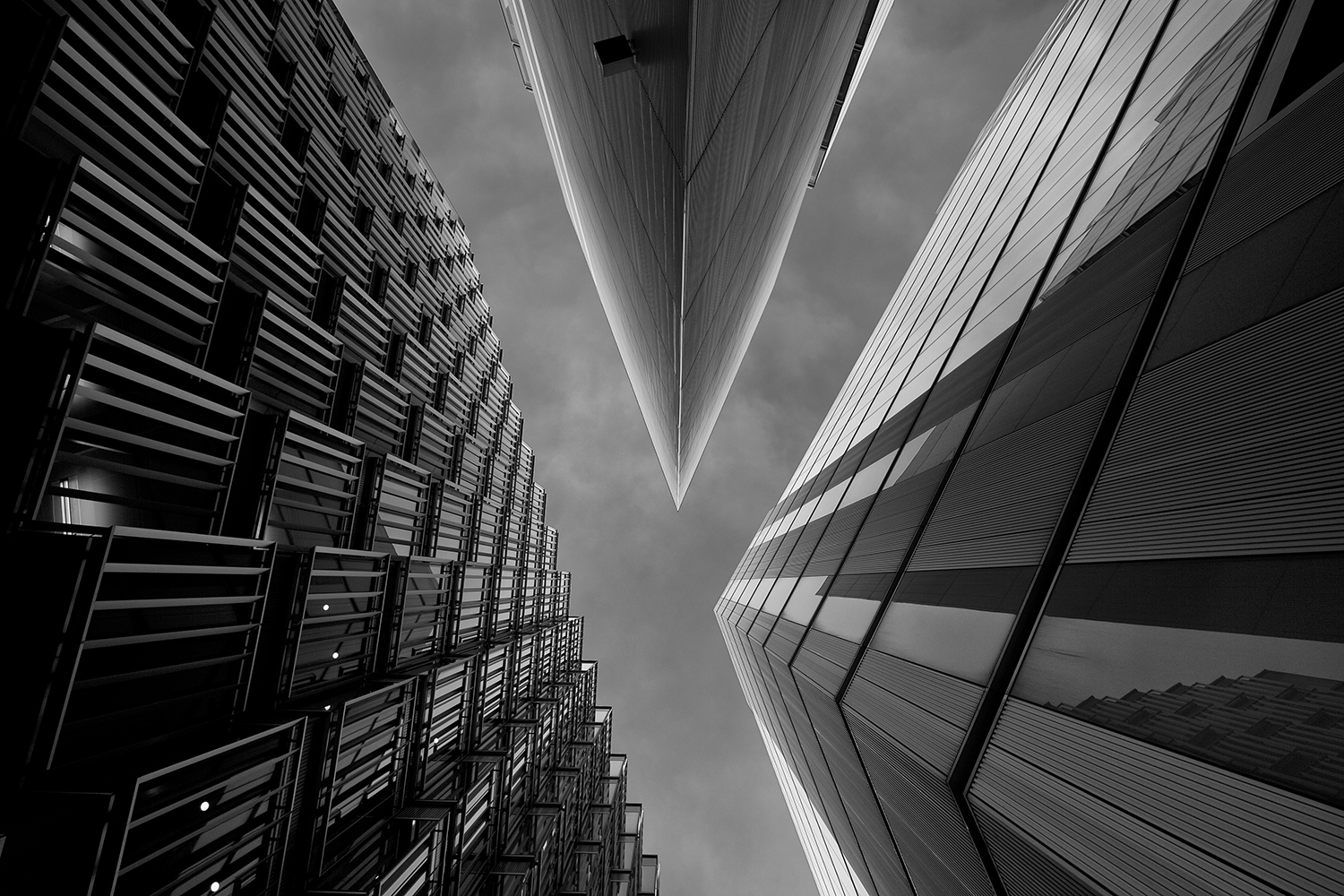 Høje bygninger med glasfacader set nedefra