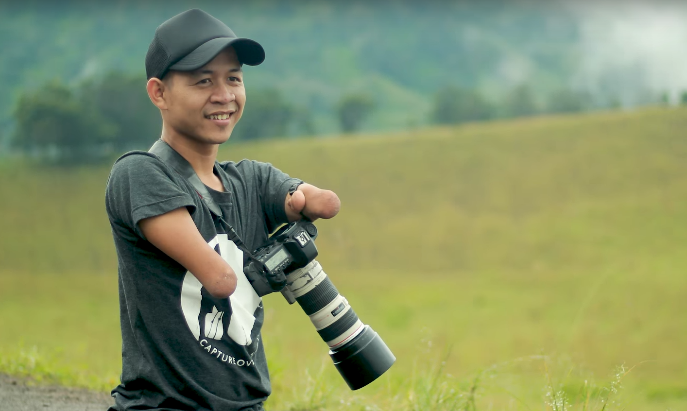 Fotograf Bang Dzeol från Indonesien föddes utan armar och ben