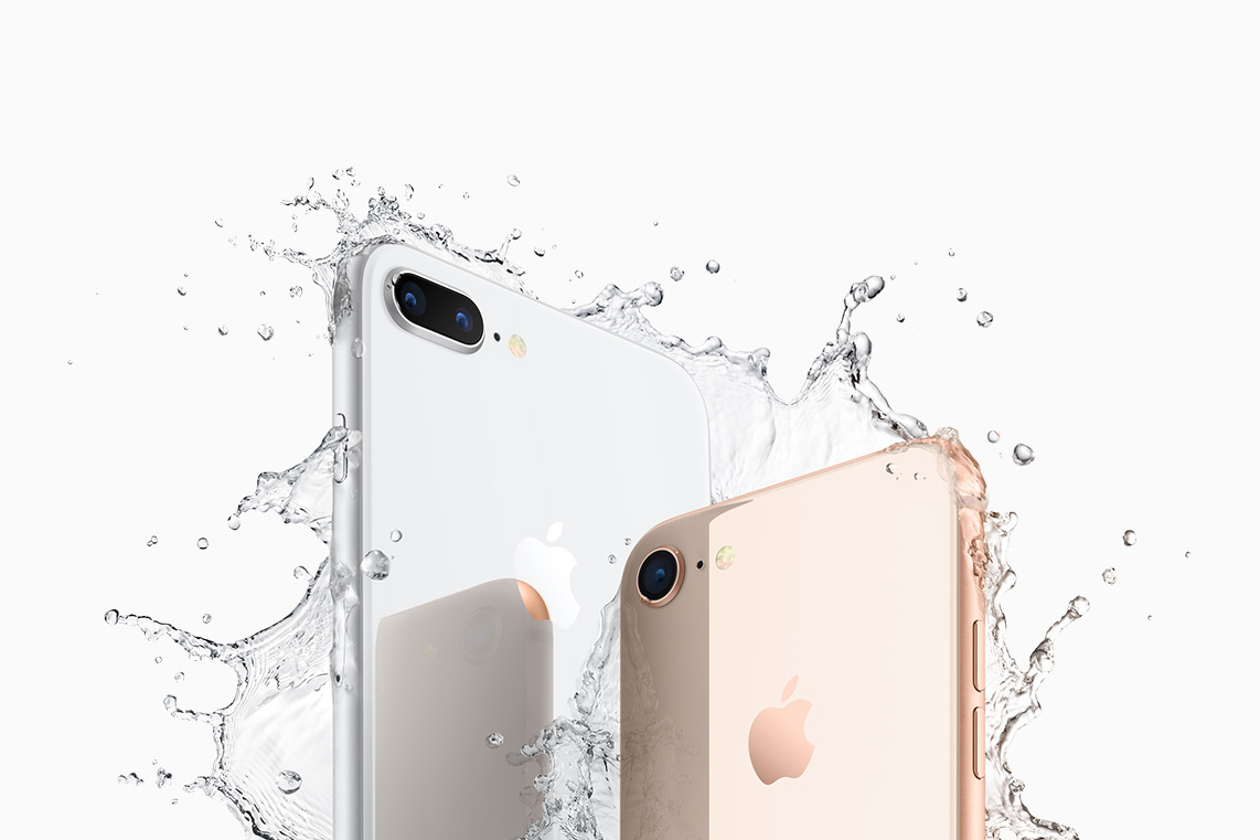 Apple iPhone 8 Plus ja iPhone 8 kylvyssä