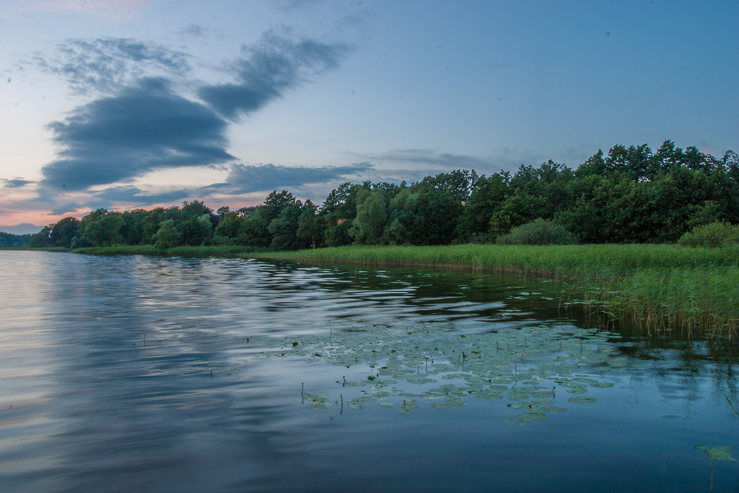 Bilde av innsjø med sensorstøv på himmelen