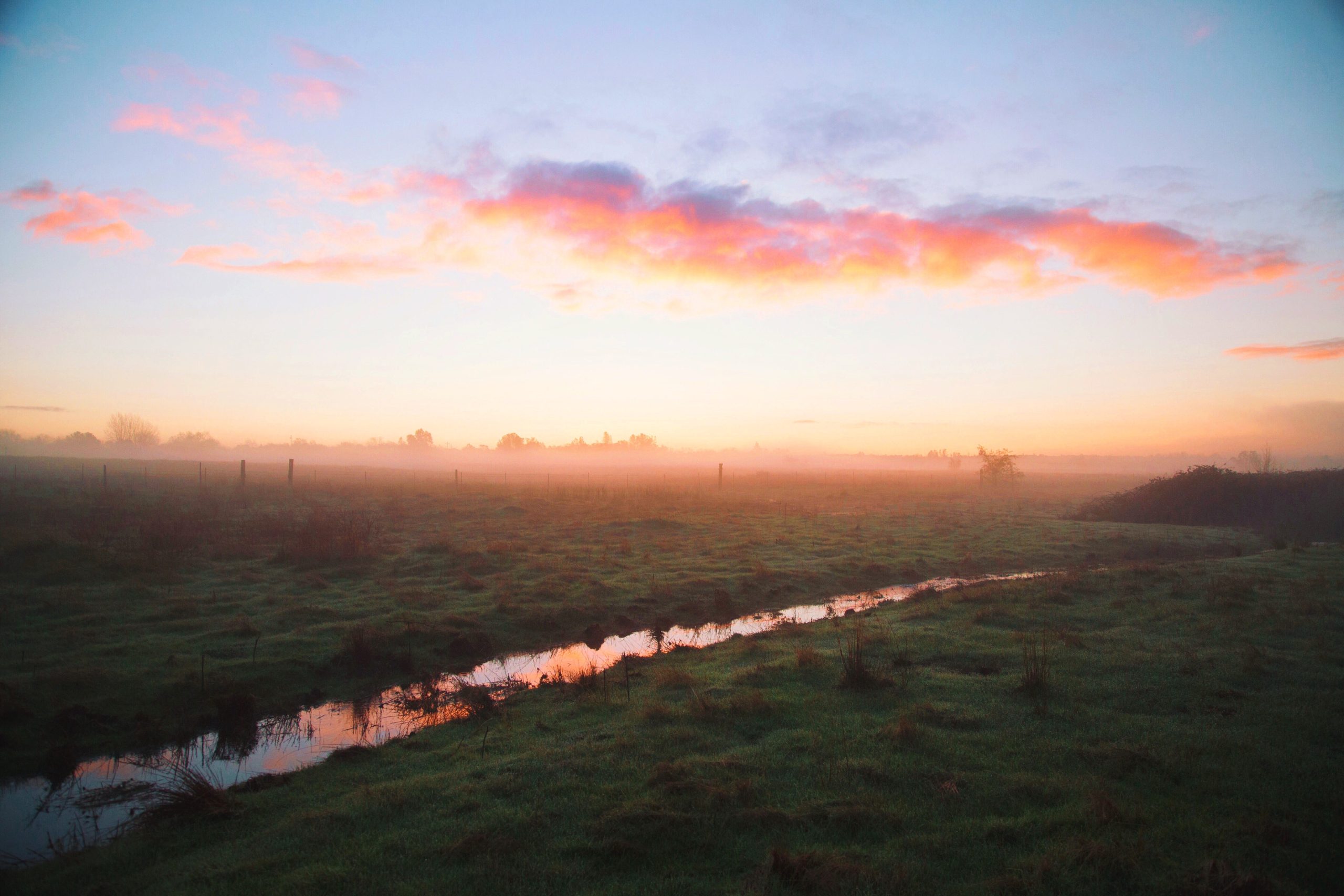Vakkert landskap fotografert i morgensol