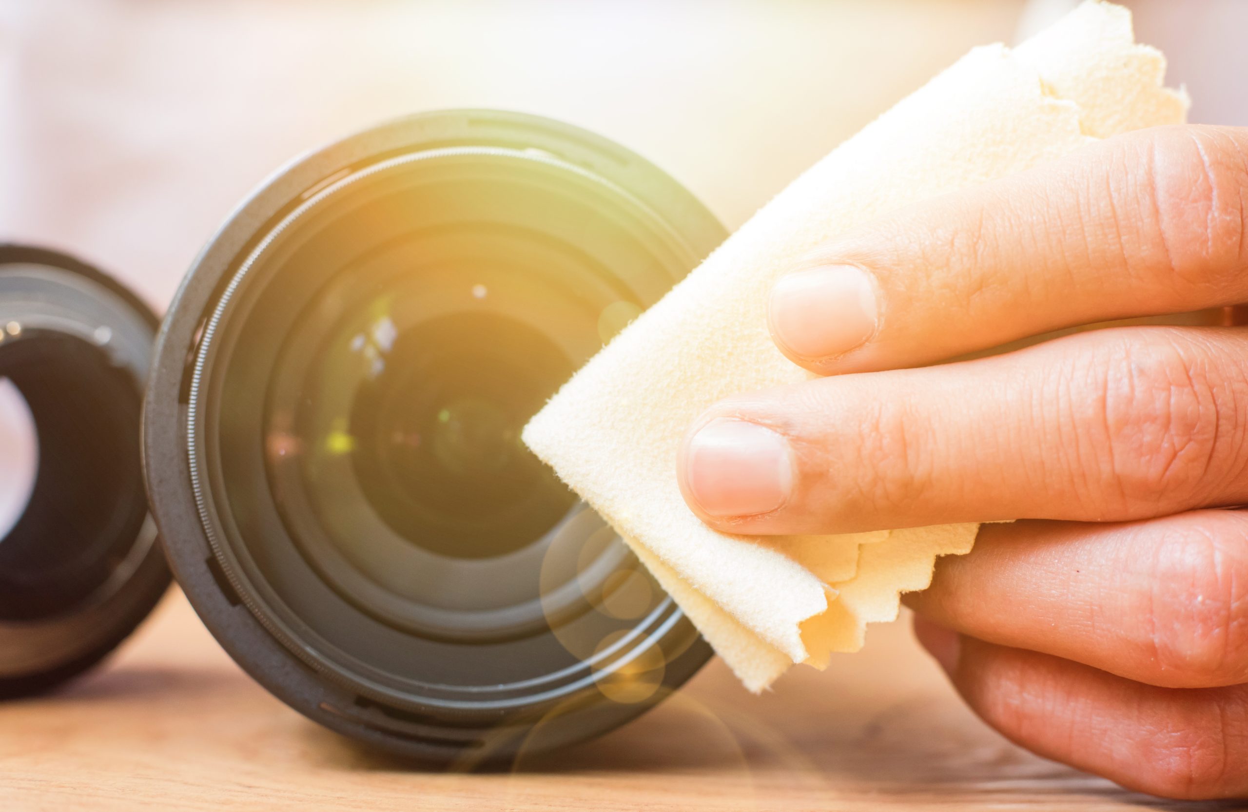 Objektiv renses med pudseklud