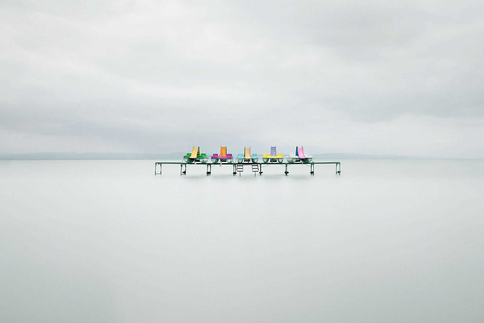 Fotografen Akos Major bruker lange lukkertider til at å skape ro i bildene sine.