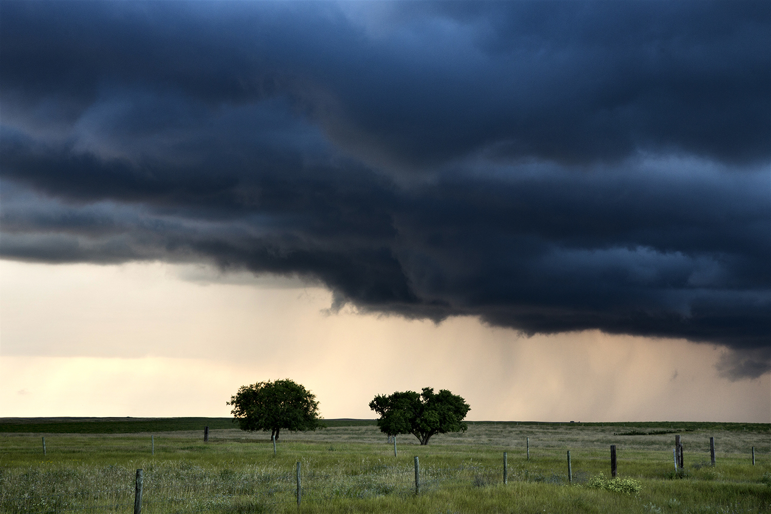 Tumma ukkospilvi maisemakuvassa