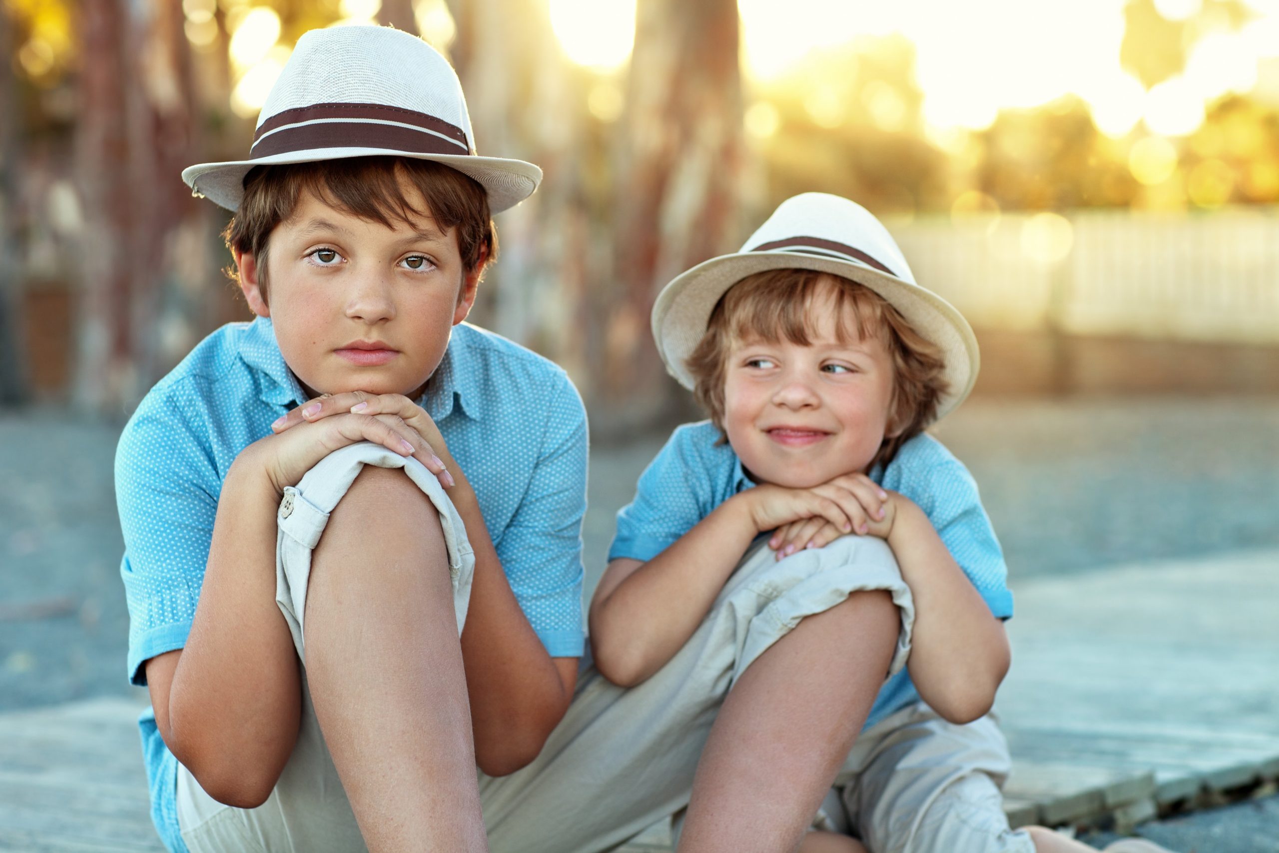 Pojat lomatunnelmissa illalla