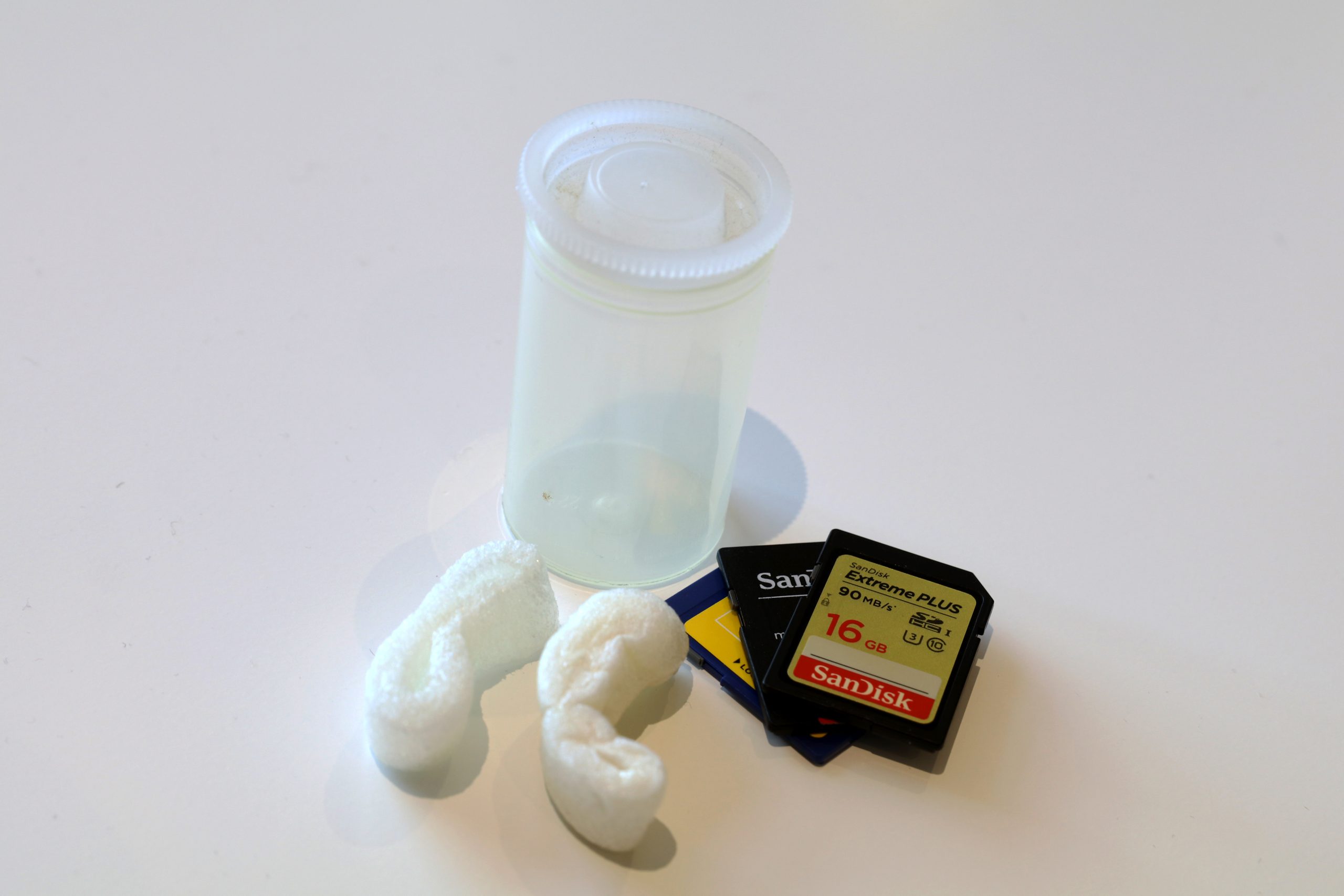 En analog filmbøtte fungerer fint som holder til sd-kort