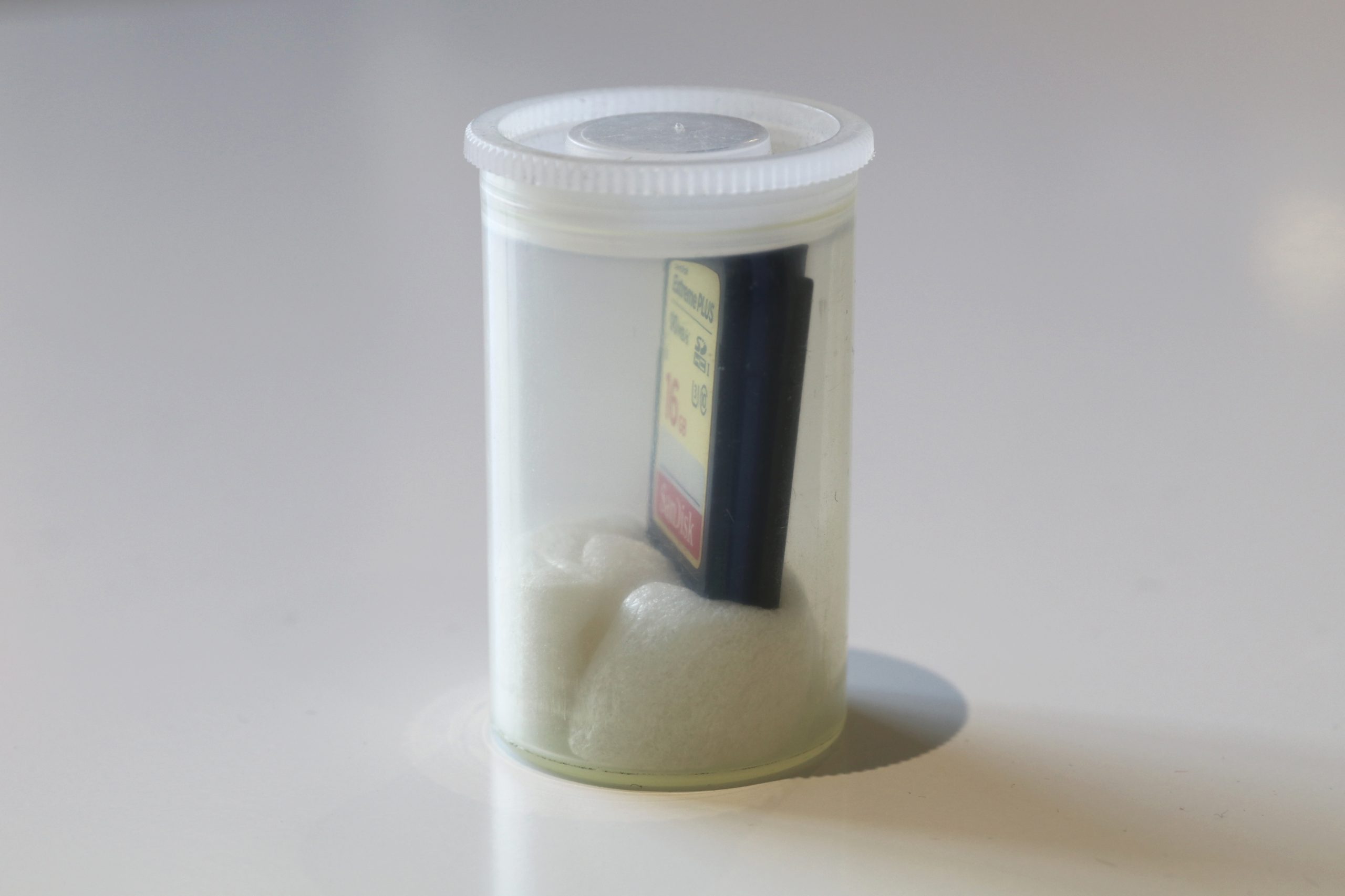 En filmbøtte fra en analog film fungerer godt som holder for dine sd-kort.