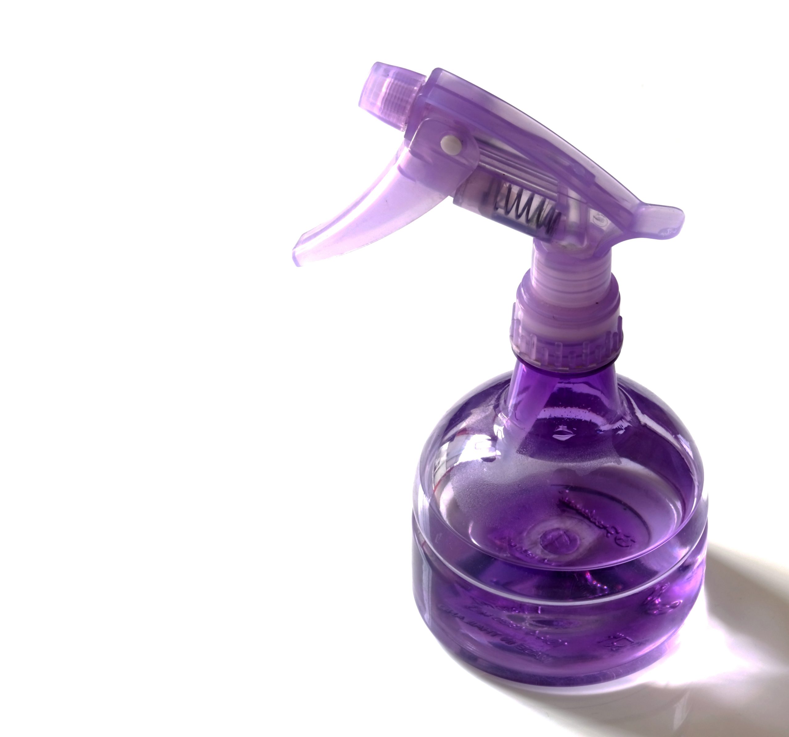 Vedellä täytetty sumutepullo