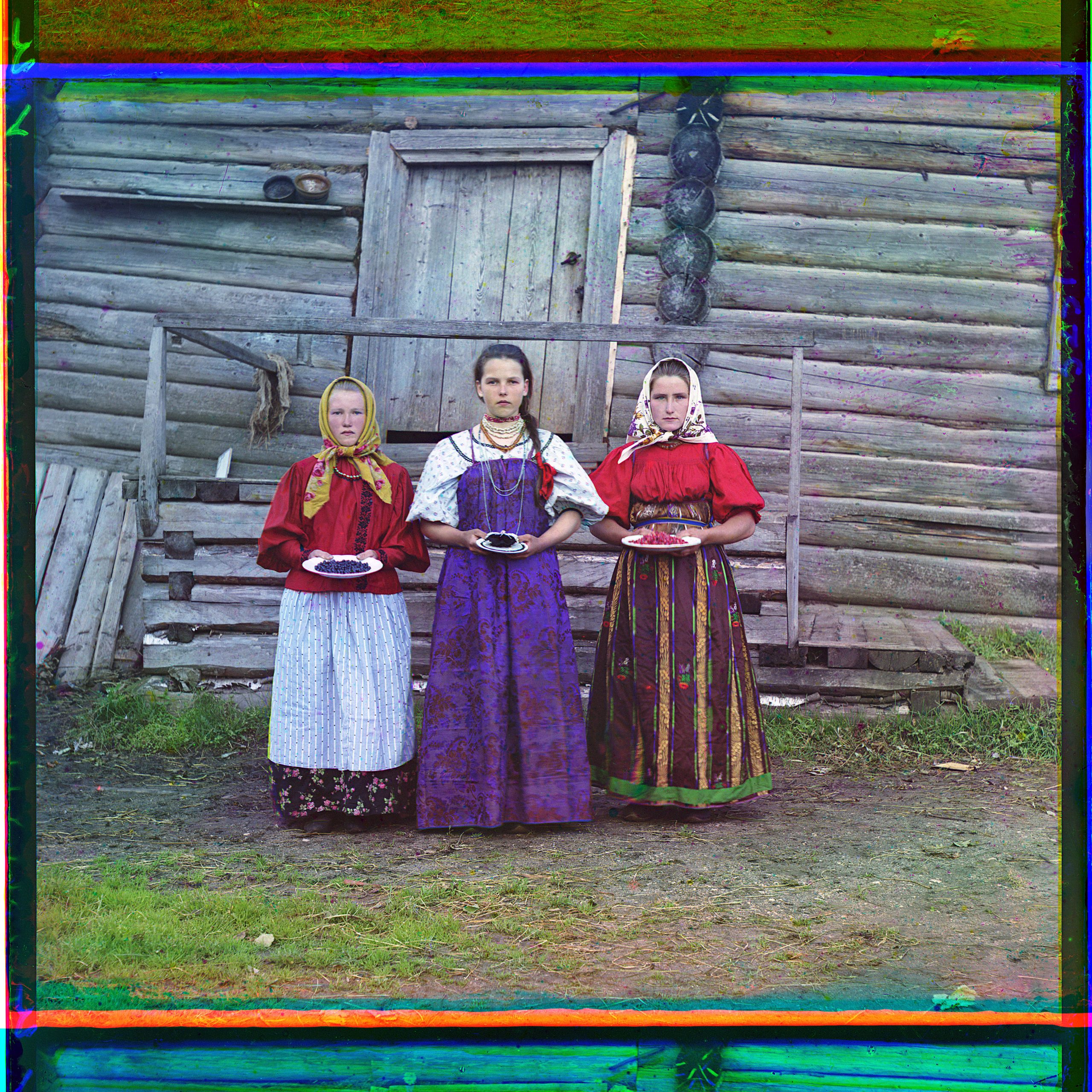 Marjatytöt Sheksnajoen varrella.