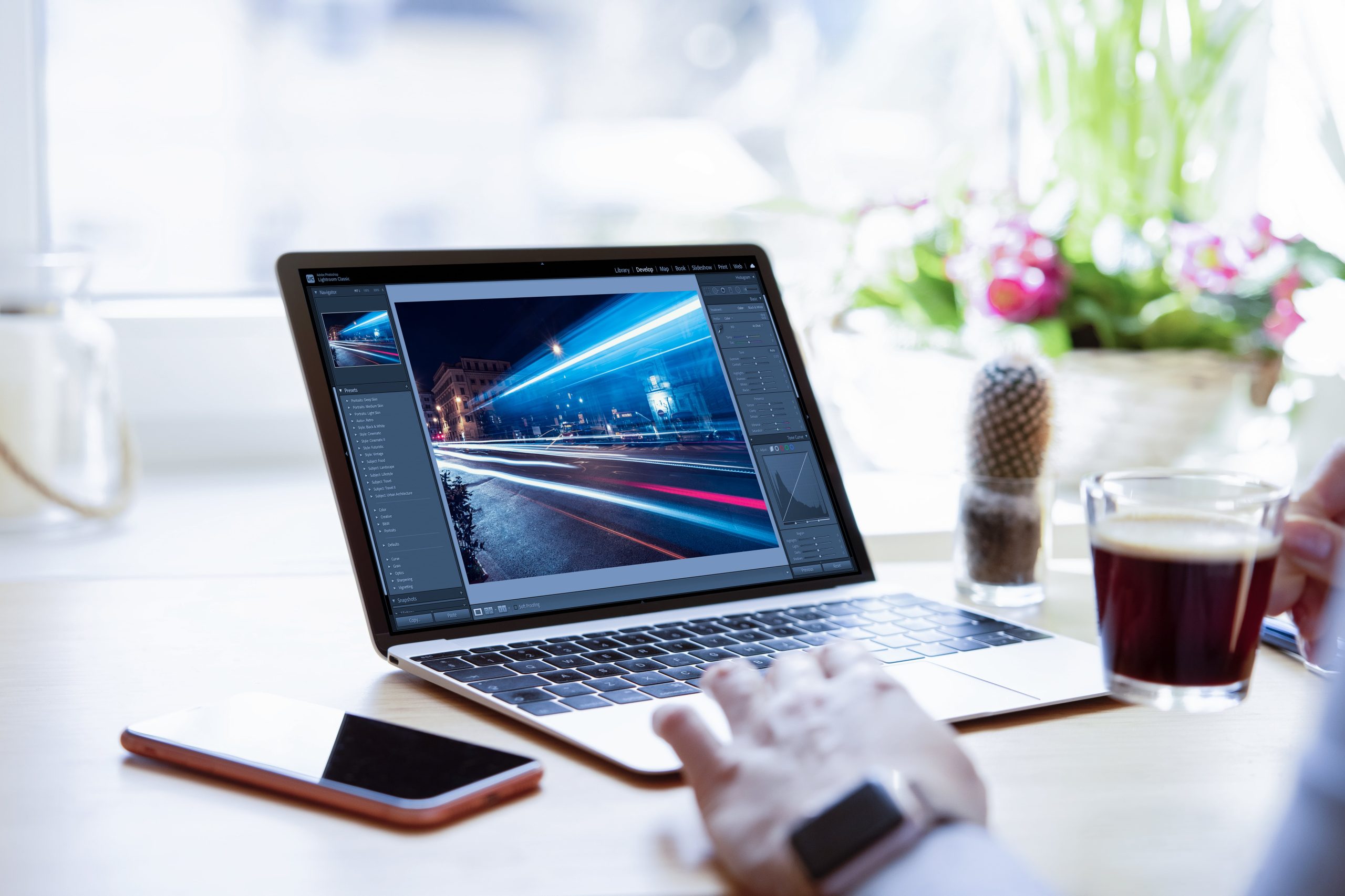 En fotograf som arbeider i Lightroom Classic på sin bærbare datamaskin.