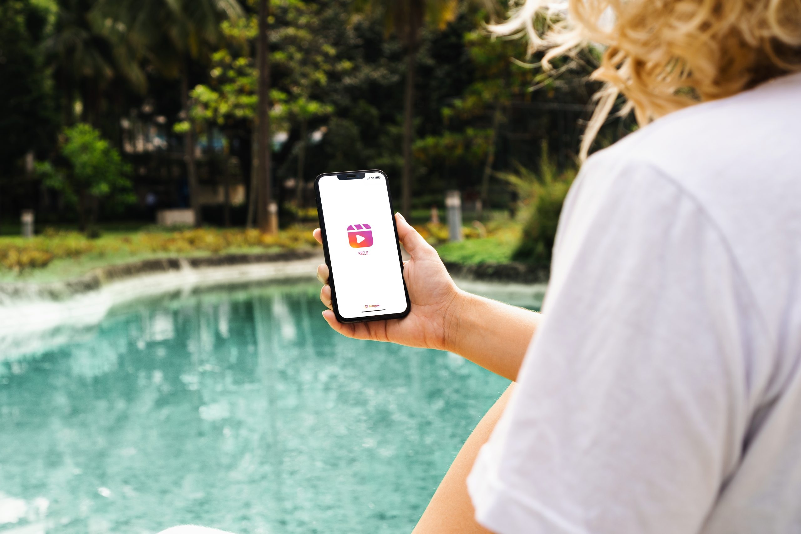 Kvinne er i ferd med å lage Instagram Reels.