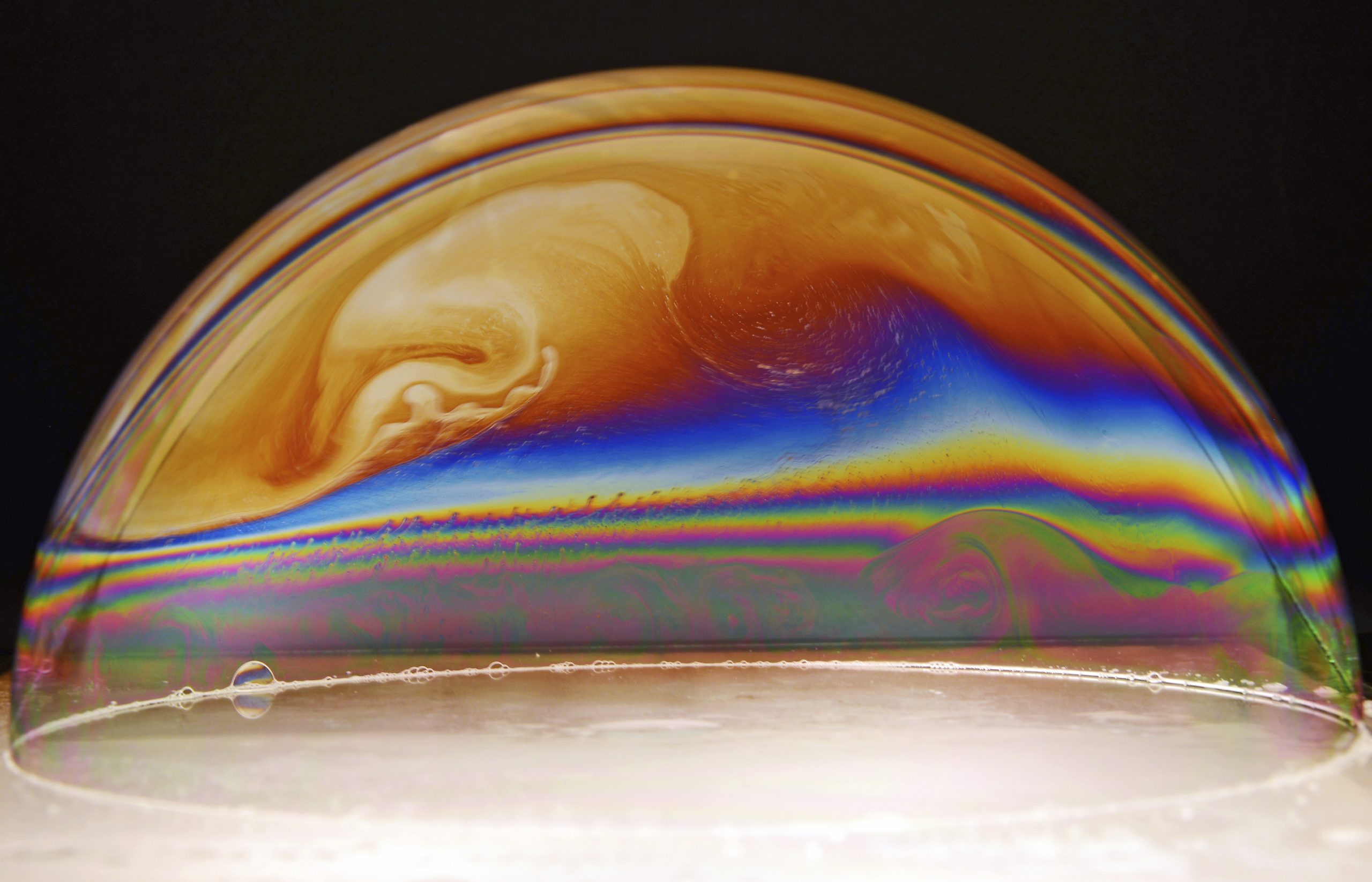 Fargerik såpeboble på lysakse